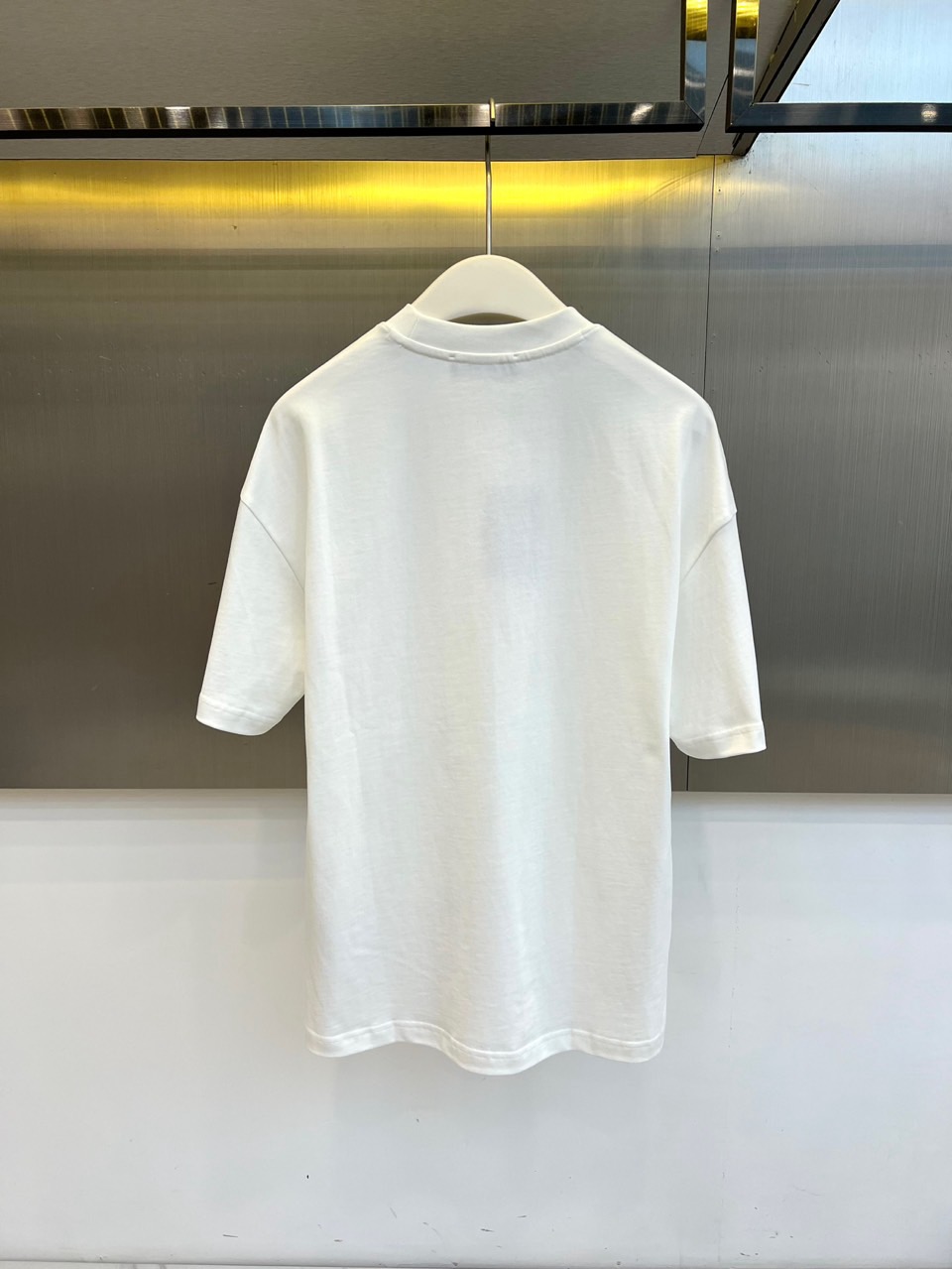 Ba巴黎世家、2026春夏新品短袖T恤系列重磅登场，以纯净底色演绎街头奢华美学。宽松廓形剪裁契合当代潮流