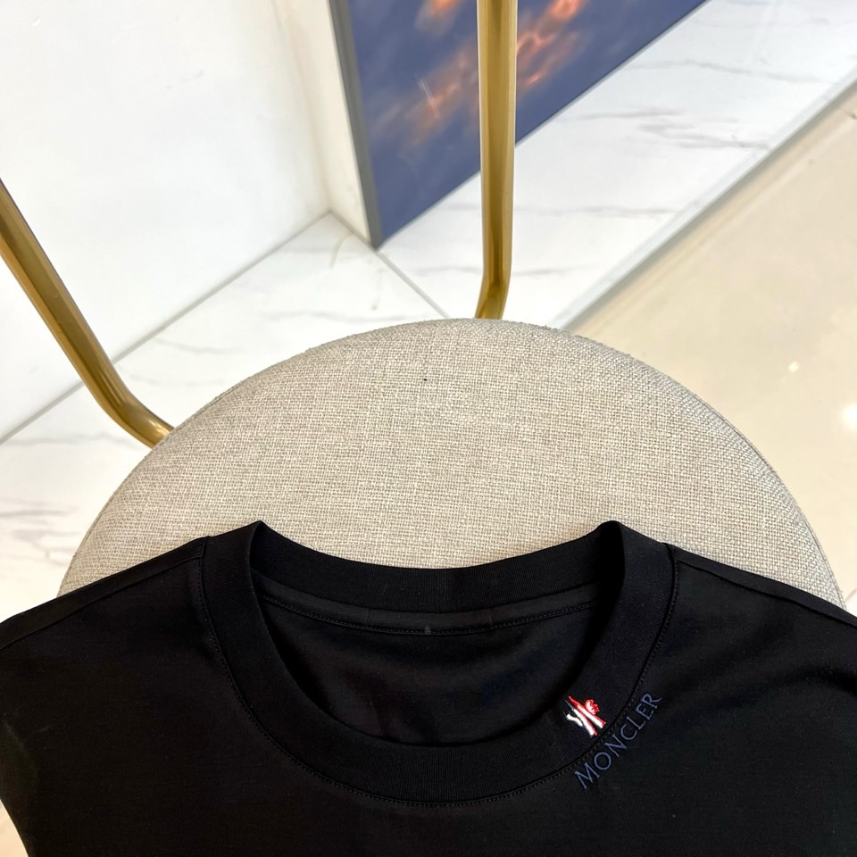 Mon蒙口、2026春夏新品短袖T恤，以纯色为基底，诠释极简主义美学。领子上精致字母标识点缀，低调彰显品