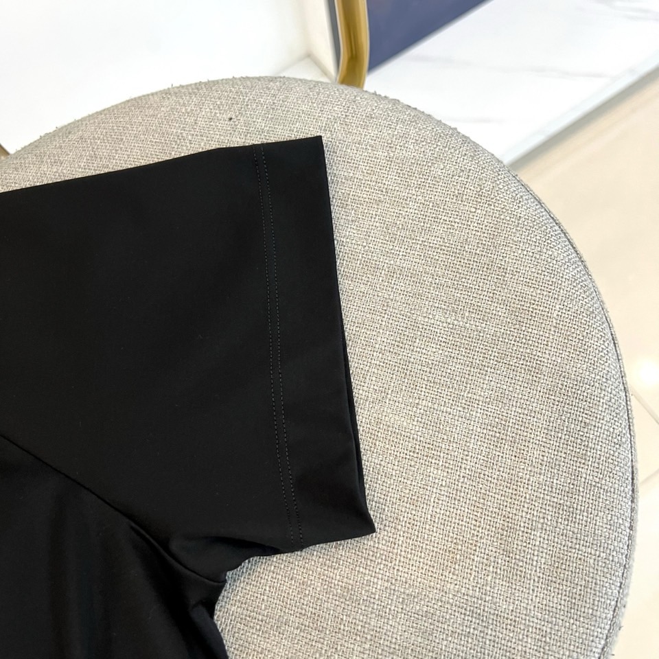 Mon蒙口、2026春夏新品短袖T恤，以纯色为基底，诠释极简主义美学。领子上精致字母标识点缀，低调彰显品