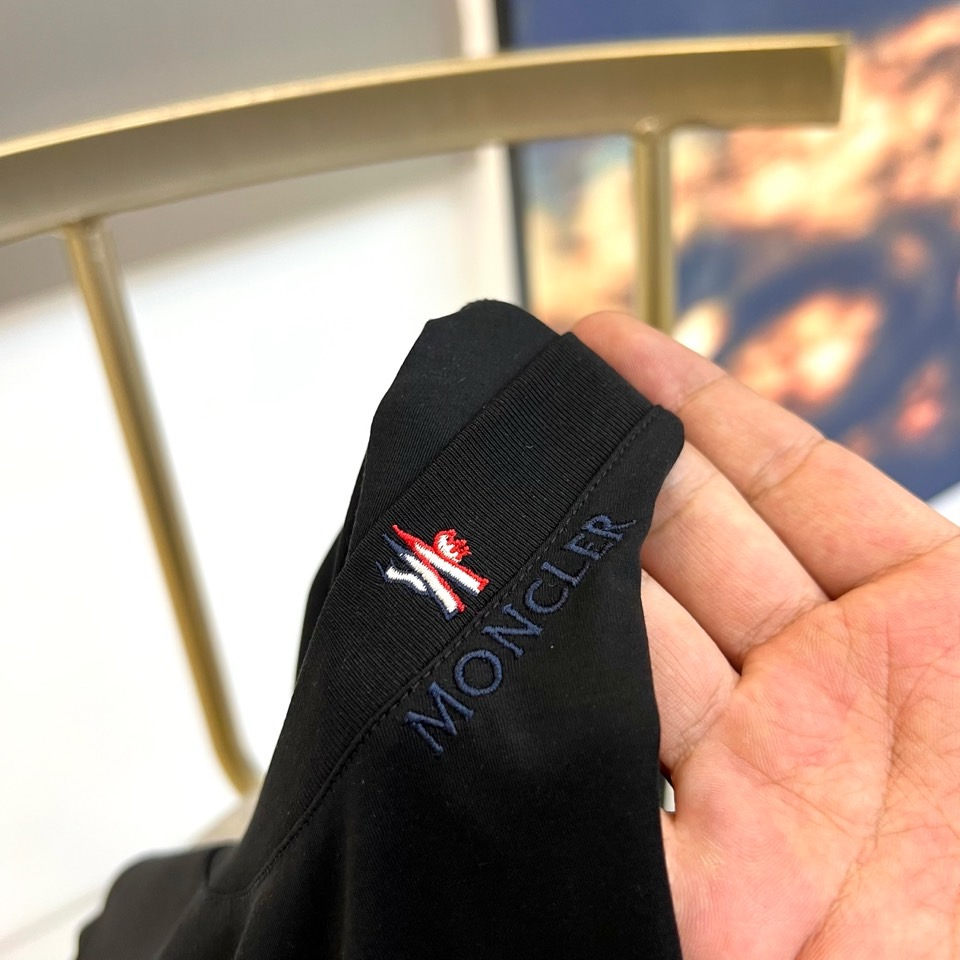 Mon蒙口、2026春夏新品短袖T恤，以纯色为基底，诠释极简主义美学。领子上精致字母标识点缀，低调彰显品