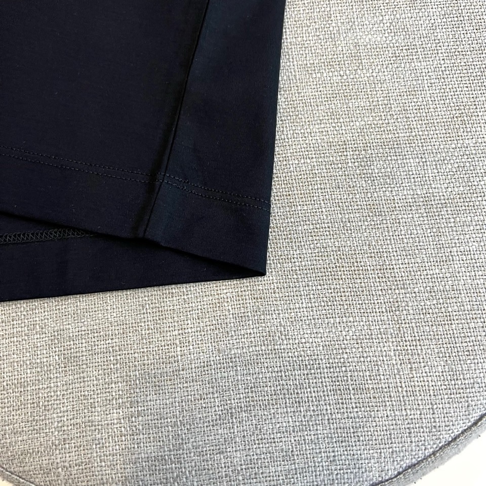 Mon蒙口、2026春夏新品短袖T恤，以纯色为基底，诠释极简主义美学。领子上精致字母标识点缀，低调彰显品