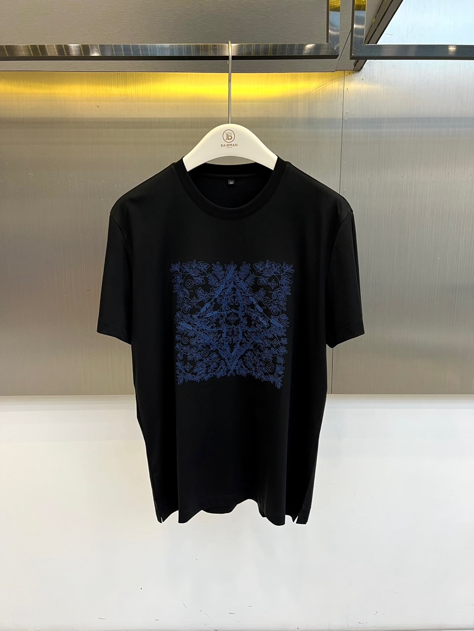1v威登、2026春夏新品短袖T恤，以纯色为基底，胸前方形繁花图案成为视觉焦点，复古花卉与几何线条交织缠