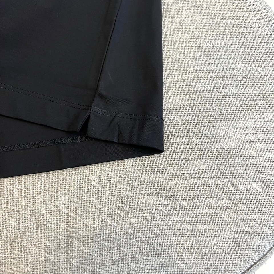 1v威登、2026春夏新品短袖T恤，以纯色为基底，胸前方形繁花图案成为视觉焦点，复古花卉与几何线条交织缠