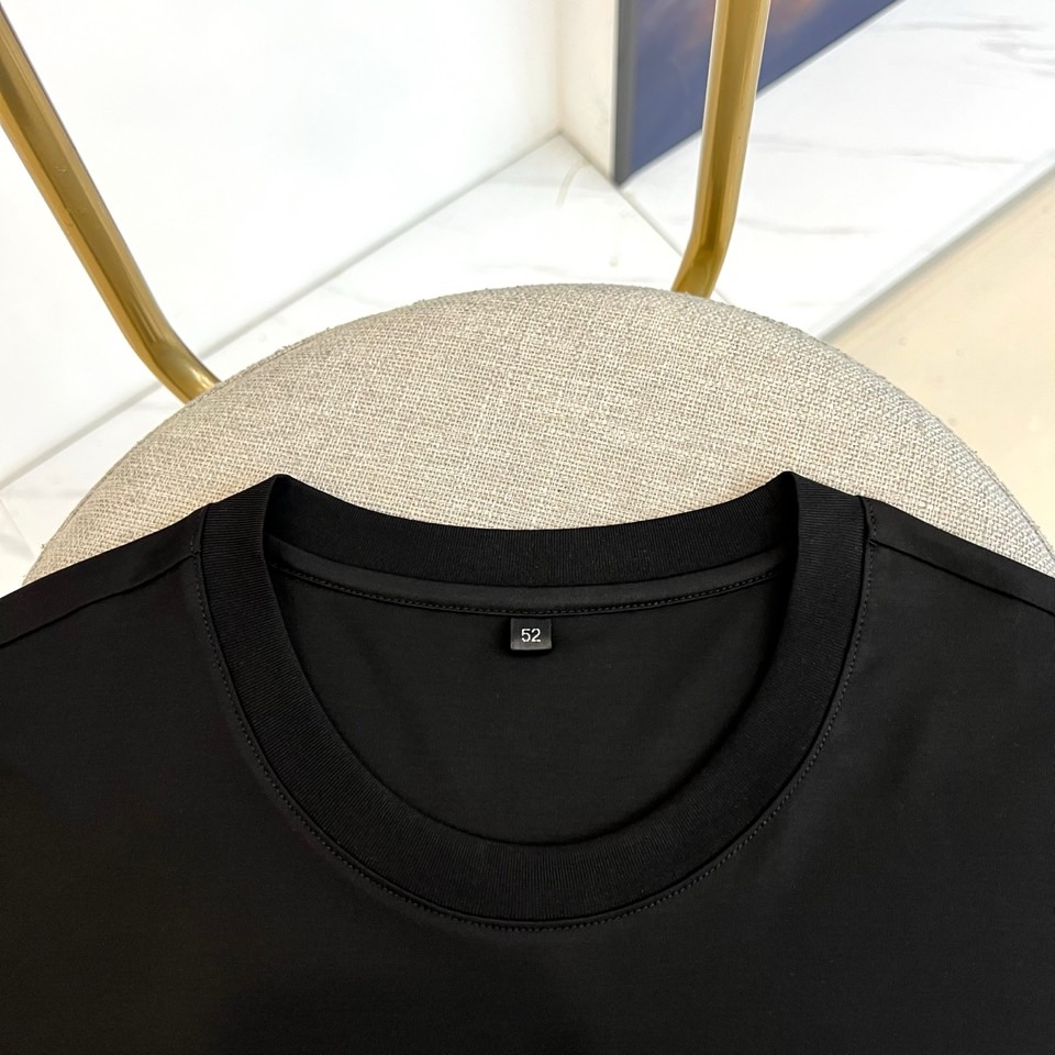 1v威登、2026春夏新品短袖T恤，以纯色为基底，胸前方形繁花图案成为视觉焦点，复古花卉与几何线条交织缠