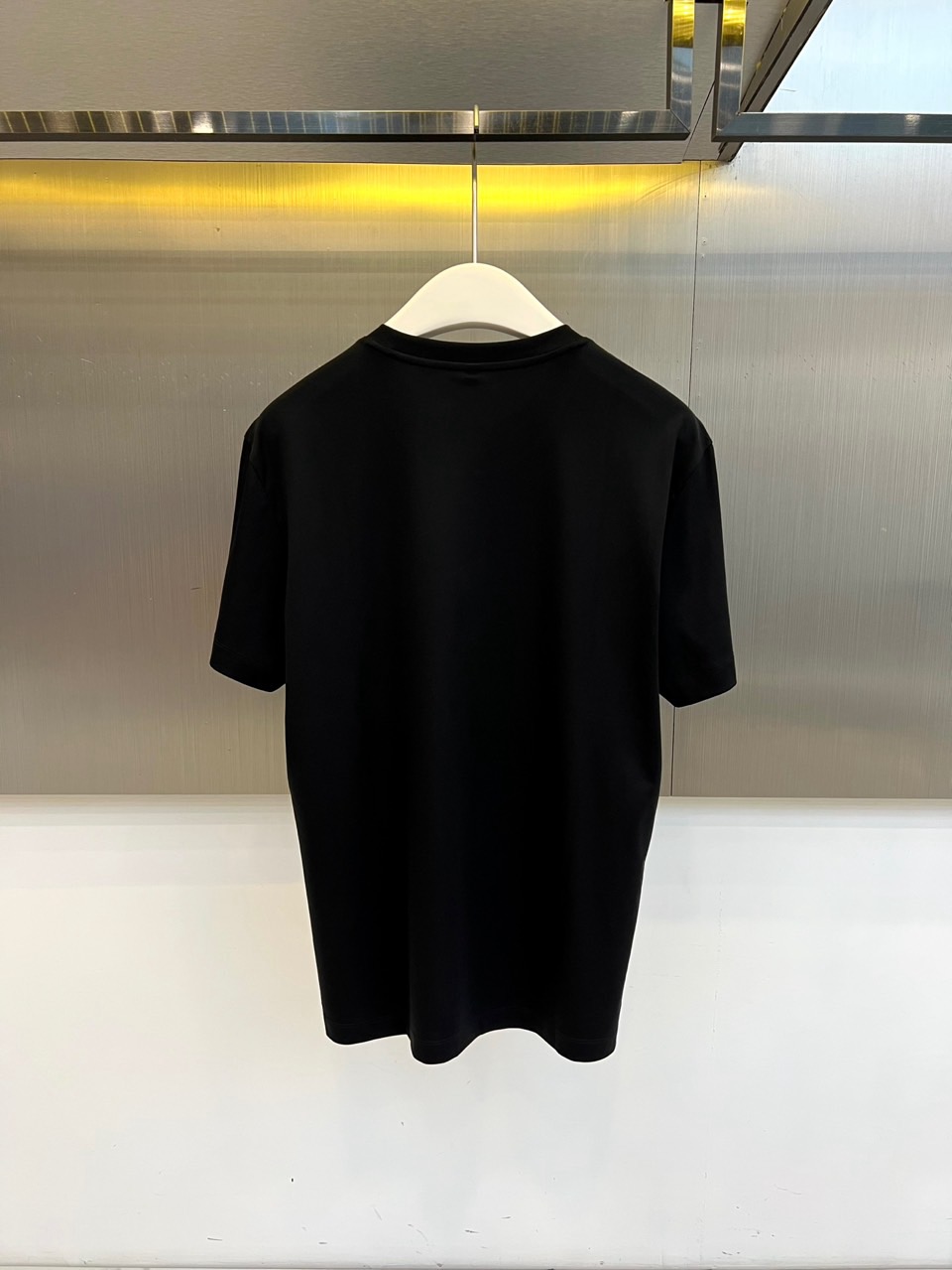 1v威登、2026春夏新品短袖T恤，以纯色为基底，胸前方形繁花图案成为视觉焦点，复古花卉与几何线条交织缠