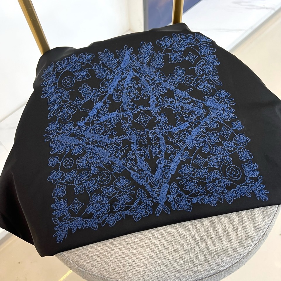 1v威登、2026春夏新品短袖T恤，以纯色为基底，胸前方形繁花图案成为视觉焦点，复古花卉与几何线条交织缠