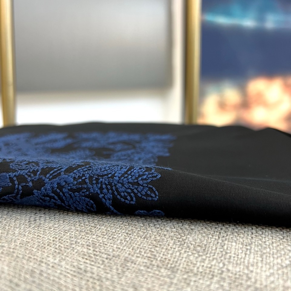 1v威登、2026春夏新品短袖T恤，以纯色为基底，胸前方形繁花图案成为视觉焦点，复古花卉与几何线条交织缠