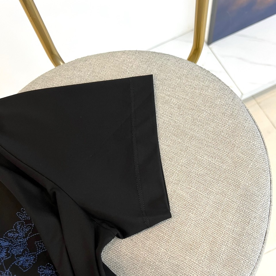 1v威登、2026春夏新品短袖T恤，以纯色为基底，胸前方形繁花图案成为视觉焦点，复古花卉与几何线条交织缠