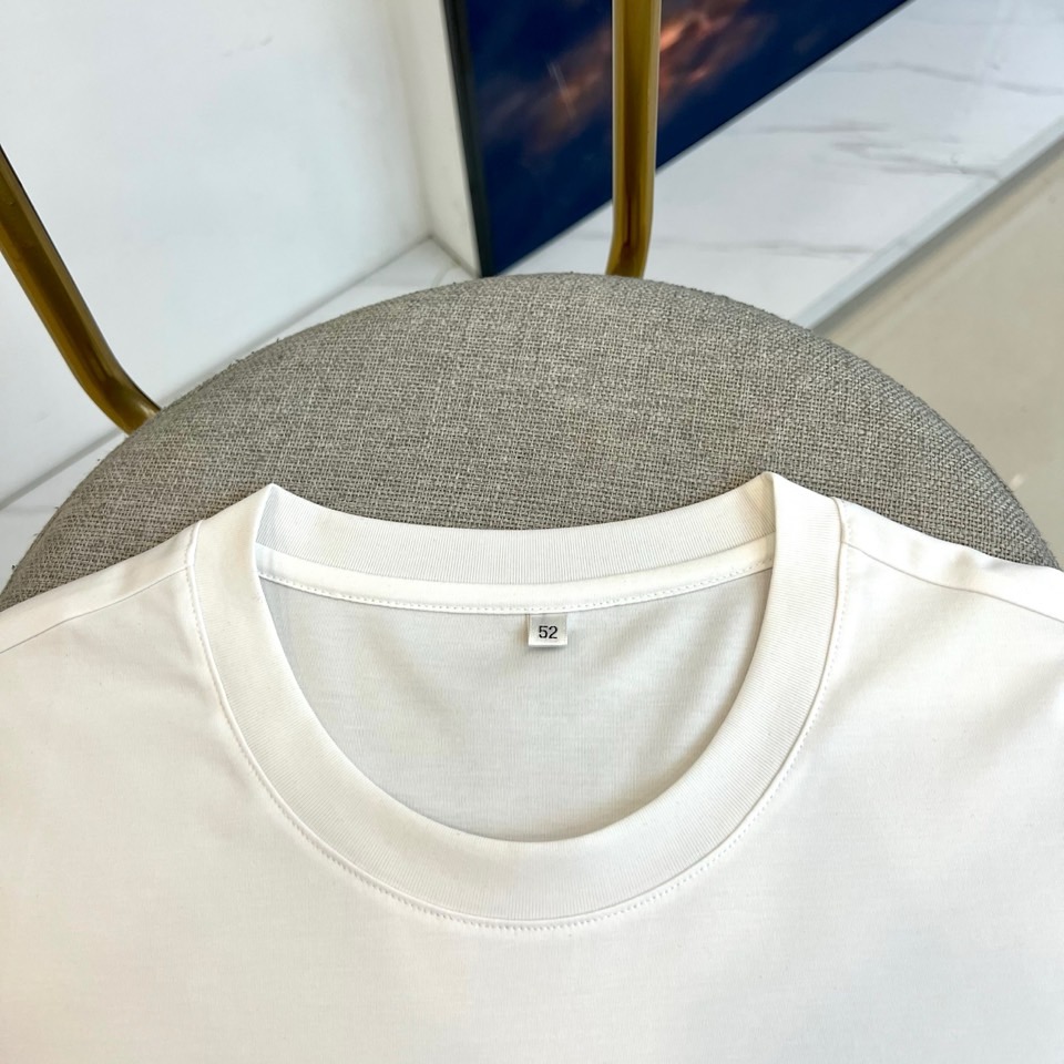 1v威登、2026春夏新品短袖T恤，以纯色为基底，胸前方形繁花图案成为视觉焦点，复古花卉与几何线条交织缠