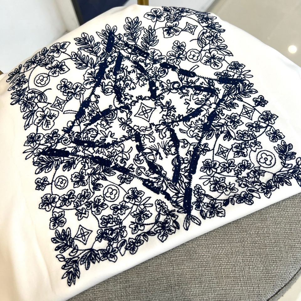 1v威登、2026春夏新品短袖T恤，以纯色为基底，胸前方形繁花图案成为视觉焦点，复古花卉与几何线条交织缠