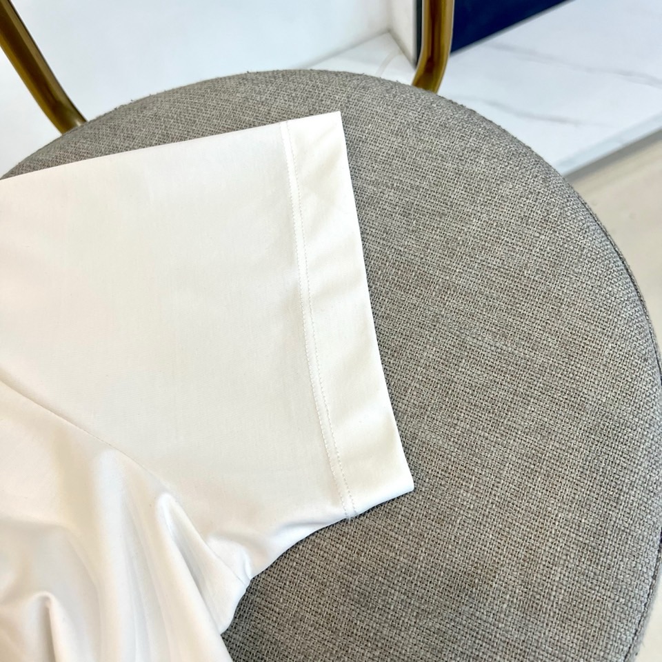 1v威登、2026春夏新品短袖T恤，以纯色为基底，胸前方形繁花图案成为视觉焦点，复古花卉与几何线条交织缠