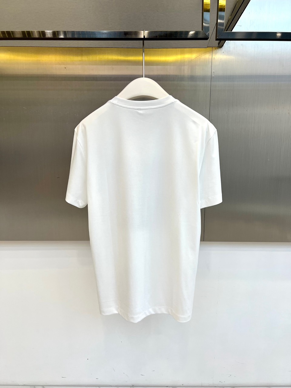 1v威登、2026春夏新品短袖T恤，以纯色为基底，胸前方形繁花图案成为视觉焦点，复古花卉与几何线条交织缠