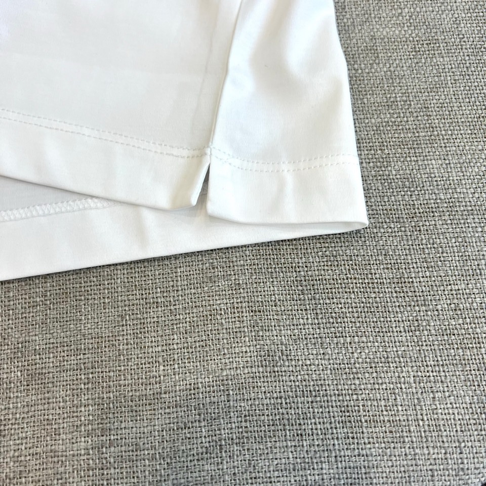 1v威登、2026春夏新品短袖T恤，以纯色为基底，胸前方形繁花图案成为视觉焦点，复古花卉与几何线条交织缠