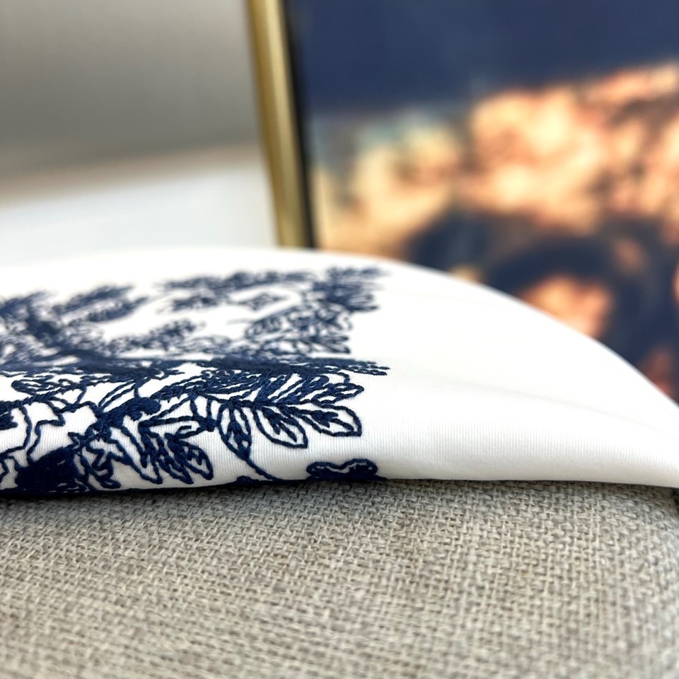 1v威登、2026春夏新品短袖T恤，以纯色为基底，胸前方形繁花图案成为视觉焦点，复古花卉与几何线条交织缠