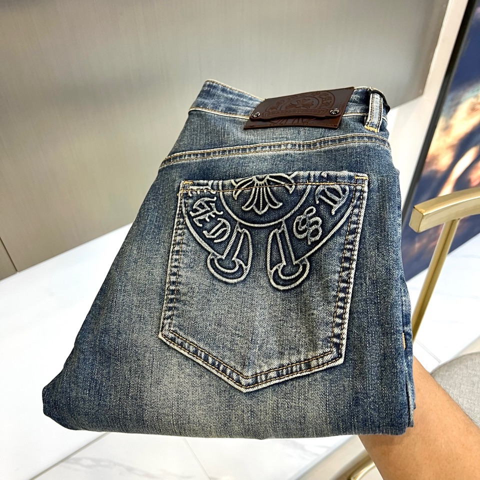 NO:863601,Chrome  Herad's new jeans for spring and summer 2026 combine a neat silhouette with vintage distressed washing techniques. The denim base is dyed with a natural white texture, and has a relaxed texture that has been deposited by time. The back pocket is full of visual focus and exquisite three-dimensional embossing outlines the brand logo and fan-shaped decoration with eye-catching stitching. The stitching is delicate and full, which not only strengthens the recognition, but also injects an artistic sense into the classic denim. With an old leather tag, metal rivets embellish the waist, toughness and retro collide to create a unique look.  Special style. The overall style combines street cool and light luxury. You can wear it with a simple T-shirt + white shoes for daily commuting to create a casual casual style; wear it with a shirt + leather shoes for light business occasions, which can also balance formality and personality. The denim fabric is crisp but breathable, suitable for diverse dressing scenes in spring and summer. From strolling in a cafe to traveling in the city, the unique design can become the highlight of the style, redefining the fashion boundaries of denim items. 29-38 (no 37),, chrome  hearts,chrome hearts,jeans,shirts,tees,t-shirt,19860909Chrome Herad克罗心、2026春夏新品牛仔裤,以利落版型融合复古做旧水洗工艺,丹宁基底晕染自然磨白纹理,自带时光沉淀的松弛质感.后袋视觉焦点十足精致立体压印以醒目线迹勾勒品牌标识与扇形装饰,针脚细腻饱满,既强化辨识度,又为经典牛仔注入艺术感；搭配做旧皮牌,金属铆钉点缀腰头,硬朗与复古碰撞出独特风格.整体风格兼具街头潮酷与轻奢质感,日常通勤可搭简约T恤+小白鞋,打造随性休闲风；轻商务场合配衬衫+皮鞋,亦能平衡正式与个性.丹宁面料挺括却透气,适配春夏多元穿搭场景,从咖啡馆漫步到都市穿梭,都能凭独特设计成为造型亮点,重新定义牛仔单品的时尚边界.29-38（无37）,,chrome hearts,chrome hearts,jeans,shirts,tees，t-shirt,,Men's clothing