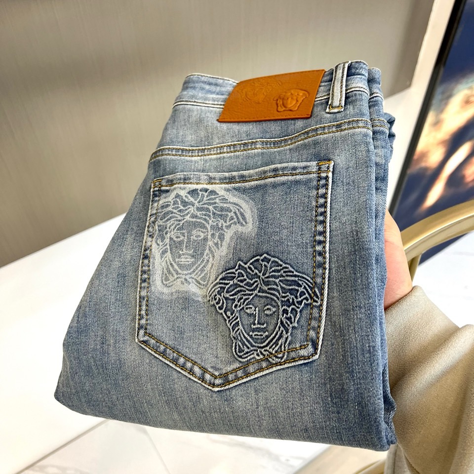NO:863630,Vers Versace, 2026 new spring and summer jeans, reshape the brand's iconic aesthetics with exquisite craftsmanship. The style is neatly tailored, and the back pocket is decorated with double-layered Medusa head embroidery - the upper light-colored outline is light and flexible, and the lower dark stitching is three-dimensional and full. The hair details are outlined by delicate stitching, echoing the leather badge on the waist, showing a luxurious identity. Its style boldly combines the uninhibited attitude of the street with the high-end fashion.  The exquisite sense turns the brand's classic symbol into a statement of personality for daily wear. Whether paired with a simple T-shirt to show a casual style, or layered with a designer top to create a modern look, this single item can be the finishing touch to the overall outfit, confidently interpreting the contemporary charm of the Versace man. 29-38 (no 37),,versace,versace,jeans,tees,t-shirt,19860909Vers范思哲、2026春夏新品牛仔裤,以精湛工艺重塑品牌标志性美学.款式采用利落剪裁,后袋饰以双层美杜莎头像刺绣——上层浅色轮廓轻盈灵动,下层深色线迹立体饱满,发丝细节皆由细腻针脚勾勒,与腰际的皮质徽章遥相呼应,尽显奢华身份.其风格大胆融合了街头的不羁态度与高级时装的精致感,将品牌经典符号化为日常穿搭的个性宣言.无论是搭配简约T恤展现随性型格,还是与设计感上衣层叠塑造摩登造型,这款单品都能成为整体穿搭的点睛之笔,自信诠释范思哲男士的当代魅力.29-38（无37）,,versace,versace,jeans,tees，t-shirt,,Men's clothing