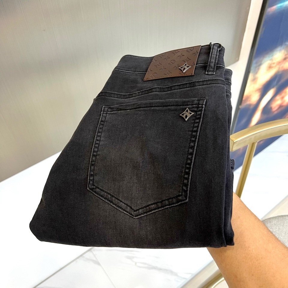NO:863653,1v Vuitton, 2026 spring and summer new jeans, reshape the aesthetics of daily wear with neat tailoring. The classic denim fabric has a high-end matte texture. The crisp version is suitable for various body shapes. It can still maintain neat lines after sitting for a long time and say goodbye to soft folds. The presbyopic leather patch on the back waist is matched with a metal starburst buckle.  The luxurious logo is also infused with trendy ingenuity, and the delicate lines on the edges of the pockets hide the craftsmanship, and every stitch shows ingenuity. In terms of style, it breaks the boundary between casual and light luxury - pair it with a simple white T and sports shoes every day to instantly unlock the casual street style; put it on a silk shirt and loafers,  It can also be transformed into a casual and sophisticated style in the workplace, and can be worn in all scenes of commuting, dating, and shopping. The denim texture is more breathable and skin-friendly in spring and summer wear. It not only retains the retro genes of denim, but also reconstructs the contemporary aesthetic with minimalist tones and exquisite hardware, making the single product a 'master key' in the wardrobe, with low cost.  It emphasizes luxurious details and interprets the high-end relaxation that belongs to the spring and summer of 2026. Wearing it, every step is interpreting a self-consistent fashion attitude. 29-38 (no 37),, loafers, sneakers, jeans, shirts, real  silk,198609091v威登、2026春夏新品牛仔裤,以利落剪裁重塑日常穿搭美学,经典丹宁面料自带高级哑光质感,挺括版型适配多元身形,久坐起身仍保持利落线条,告别软塌褶皱.后腰老花皮牌搭配金属星芒饰扣,奢华标识的同时注入潮流巧思,口袋边缘细腻走线暗藏工艺温度,每一处针脚都彰显匠心.风格上,它打破休闲与轻奢的边界——日常搭配简约白T与运动鞋,即刻解锁随性街头风；换上真丝衬衫与乐福鞋,又能化身职场轻熟风,通勤、约会、逛街全场景hold住.丹宁肌理在春夏穿搭中更显透气亲肤,既保留牛仔的复古基因,又以极简色调+精致五金重构当代审美,让单品成为衣橱里的“万能钥匙”,用低调奢华的细节,诠释属于2026春夏的高级松弛感,穿上它,每一步都在演绎风格自洽的时尚态度.29-38（无37）,,loafers,sneakers,jeans,shirts,real silk,,Men's clothing