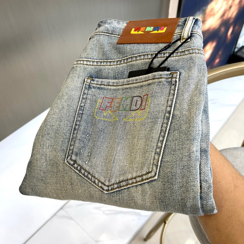 NO:863677,Fend Fendi and 2026 spring and summer new jeans have made a shocking debut, redefining the trend with classic denim. The washed and distressed process gives the trousers a natural retro texture. The iconic colorful FENDI print on the back pocket is eye-catching, and it is matched with a leather label on the waist.  The colorful logo design bursts out youthful vitality. The overall tailoring is neat and slim, taking into account comfort and style, and is easily suitable for daily outings, casual gatherings or light business occasions. The fabric is made of high-elastic cotton denim, which is breathable and wear-resistant, making it easy to wear in spring and summer, with neat stitching in every detail.  , old and polished white, with a natural transition, highlighting the brand's ingenuity and craftsmanship. Cool and elegant coexist, not only inheriting FENDI's century-old luxury gene, but also injecting a cutting-edge street attitude. It is a must-have item for fashion pioneers who pursue individuality and quality. From commuting to vacation, a pair of pants  Unlock multiple styles, allowing you to always be at the forefront of the 2026 spring and summer trends. Use color and texture to interpret your self-assertion. Don't follow the trend, just be the focus. 29-38 (no 37),,fendi,fendi,jeans,19860909Fend芬迪、2026春夏新品牛仔裤震撼登场,以经典丹宁重塑潮流定义.水洗做旧工艺赋予裤装自然复古质感,后袋标志性彩色FENDI印花醒目吸睛,搭配腰头皮质标签,撞色Logo设计迸发年轻活力.整体剪裁利落修身,兼顾舒适与型格,轻松适配日常出街、休闲聚会或轻商务场合.面料精选高弹棉质丹宁,透气耐磨,春夏穿着无负担,细节处缝线工整、做旧磨白自然过渡,彰显品牌匠心工艺.潮酷与优雅并存,既延续FENDI百年奢品基因,又注入街头新锐态度,是追求个性与品质的时尚先锋必备单品.从通勤到度假,一条裤子解锁多元风格,让你在2026春夏潮流动态中始终走在前沿,用色彩与质感诠释自我主张,不随波逐流,只做焦点.29-38（无37）,,fendi,fendi,jeans,,Men's clothing