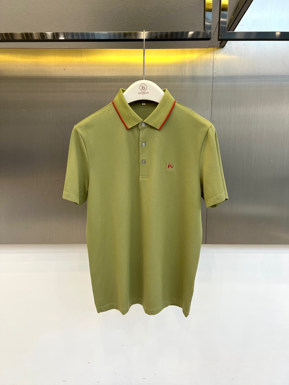 NO:830813,H Hermès, 2026 spring and summer new short-sleeved POLO shirt, with neat tailoring and fresh tones, interpreting the perfect balance of urban mature style and casual texture, showing natural vitality in a low-key manner, suitable for diverse scenes in spring and summer. The classic lapel design is embellished with contrasting colors on the collar.  Breaking the monotony and adding visual hierarchy; the three exquisite buttons on the placket are simple and neat, taking into account practicality and aesthetics. The small embroidered badge on the left chest combines letters and patterns to low-key highlight the brand recognition, and the details are full of ingenuity. The short-sleeved version is loose and moderate, and it fits the body shape without being tight.  The fabric is stretchy, smooth and skin-friendly, breathable and light, and is suitable for commuting, traveling, light business and other occasions. The overall style is both sports and leisure and urban elegance, unobtrusive but with its own style. It is an indispensable and versatile item in the spring and summer wardrobe. This season's new products pay attention to details.  The fine polishing and color expression allow daily wear to have a high-end and comfortable experience. It is an ideal choice for modern men who pursue quality and style. 48-56 (model weighs 173,143 pounds, upper body size 50),, hermes, T-shirt,19860909H爱马仕、2026春夏新品短袖POLO衫,以利落剪裁融合清新色调,诠释都市轻熟风与休闲质感的完美平衡,低调中透出自然活力,适配春夏多元场景.经典翻领设计点缀领边撞色,打破单调,增添视觉层次；三颗精致纽扣门襟简约利落,兼顾实用与美学.左胸小巧刺绣徽章,以字母与图案结合,低调彰显品牌辨识度,细节处尽显匠心.短袖版型宽松有度,贴合身形不紧绷,面料垂顺亲肤,透气轻盈,应对通勤、出游、轻商务等多种场合游刃有余.整体风格兼具运动休闲与都市雅致,不张扬却自有格调,是春夏衣橱中不可或缺的百搭单品.本季新品注重细节打磨与色彩表达,让日常穿搭也能拥有高级感与舒适体验,是追求品质与风格的现代男士理想之选.48-56（模特173,143斤上身50码）,,hermes,T-shirt,,Men's clothing