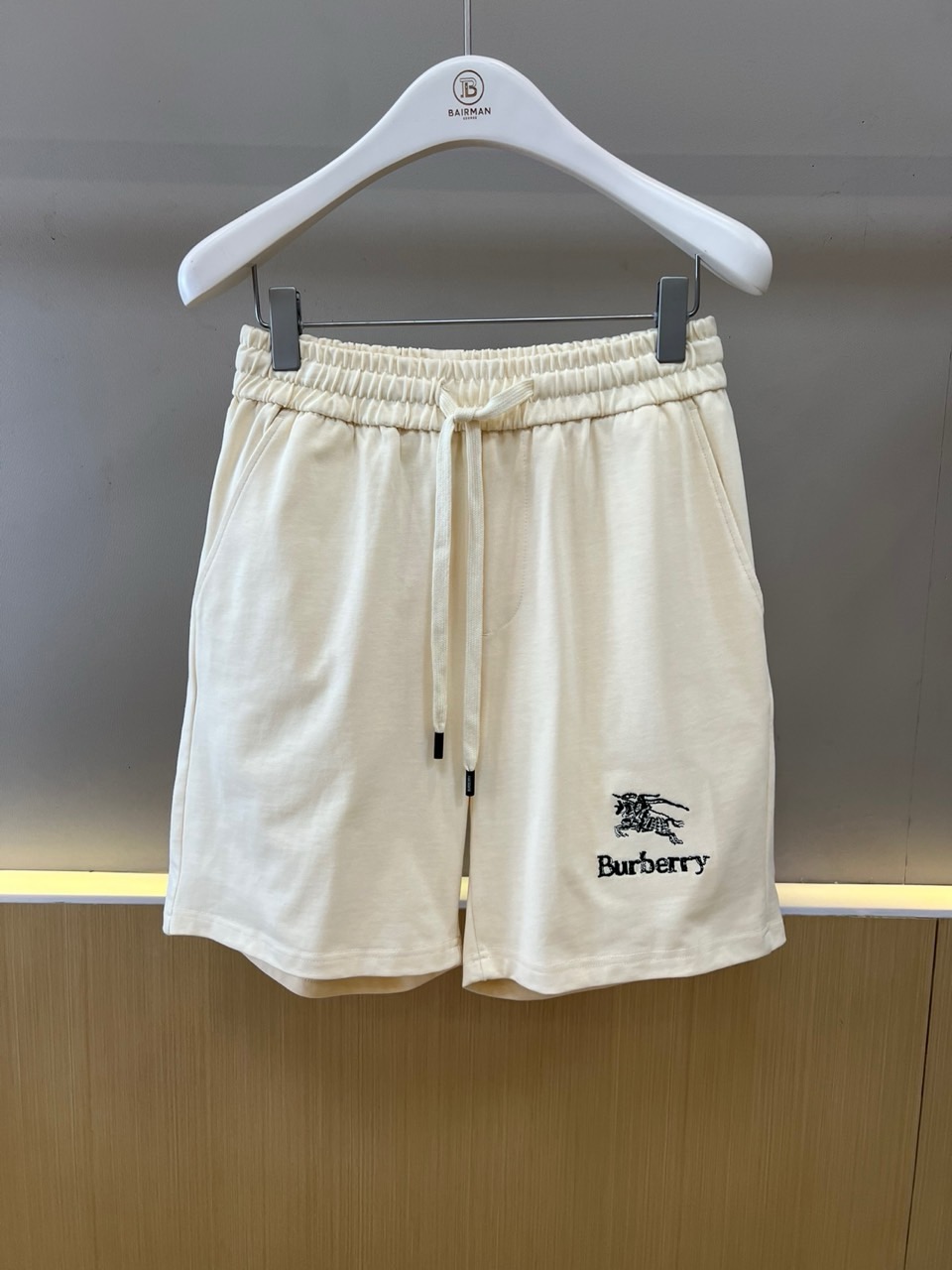 NO:830825,Burberry, 2026 spring and summer new shorts, adopt a simple straight fit, with elastic and adjustable drawstrings at the waist, taking into account comfort and fit. The side of the pants is decorated with the brand's classic knight badge logo, with the words 'Burberry' and 'BAIRMAN' underneath, highlighting the brand's genes with delicate craftsmanship. The overall design injects British heritage into modern casual style, while being practical  Use details and high-end texture. Whether it is paired with a simple T-shirt to create a relaxed travel look, or combined with a shirt to demonstrate an urban casual attitude, it can easily adapt to various occasions and interpret calm and stylish spring and summer fashion. S-XXL (please quote waist size when placing an order),, burberry, burberry, shorts, shirts, tees, t-shirt,19860909Bur巴宝莉、2026春夏新品短裤,采用简约直筒版型,腰部配有松紧与可调节抽绳,兼顾舒适与贴合.裤身一侧饰有品牌经典的骑士徽章标识,下方搭配“Burberry”与“BAIRMAN”字样,以细腻工艺凸显品牌基因.整体设计将英伦底蕴注入现代休闲风格,兼具实用细节与高级质感.无论是搭配简约T恤打造轻松出行造型,或与衬衫组合演绎都市休闲态度,都能轻松适应多种场合,诠释从容有型的春夏风尚.S-XXL（下单请报腰围尺寸）,,burberry,burberry,shorts,shirts,tees，t-shirt,,Men's clothing