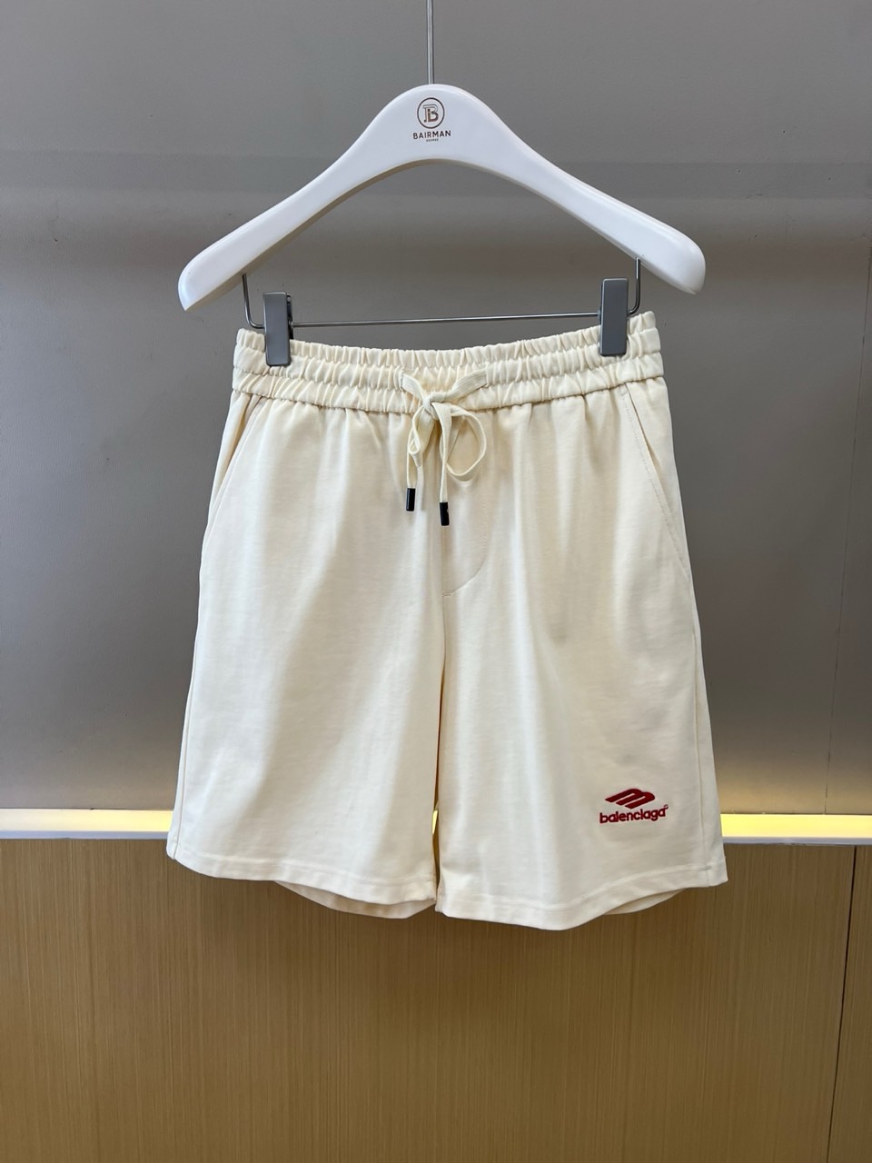 NO:830755,Ba Balenciaga, the new sports shorts for spring and summer 2026, are presented in a classic straight fit. They are made of elastic knitted fabric, combined with an adjustable drawstring at the waist and a neat straight cut, taking into account comfort and a stylish silhouette. The three-dimensional flap side pockets enhance practical functions, and the exquisite brand embroidery logo in the lower right corner cleverly injects high-recognition details. The overall design perfectly combines the exquisite craftsmanship of a high-end fashion house with sports street style.  Fusion, presenting a unique aesthetic that is both functional and trendy. Whether it is paired with a simple T-shirt to create an urban casual look, or mixed with sports items to show a street attitude, it can be easily worn in many occasions, interpreting the brand's consistent avant-garde pragmatism spirit. S-XXL (please quote waist size when placing an order), balenciaga, shorts, tees, t-shirt,19860909Ba巴黎世家、2026春夏新品运动短裤,以经典直筒版型呈现.采用弹性针织面料,结合腰部可调节抽绳与利落直筒剪裁,兼顾舒适与有型轮廓.立体袋盖式侧袋强化实用机能,右下角精致的品牌刺绣标识,巧妙注入高辨识度细节.整体设计将高级时装屋的精致工艺与运动街头风格完美融合,呈现兼具功能性与潮流感的独特美学.无论是搭配简约T恤打造都市休闲造型,或与运动单品混搭彰显街头态度,皆能轻松驾驭多场合穿搭,诠释品牌一贯的前卫实用主义精神.S-XXL（下单请报腰围尺寸）,,balenciaga,shorts,tees，t-shirt,,Men's clothing