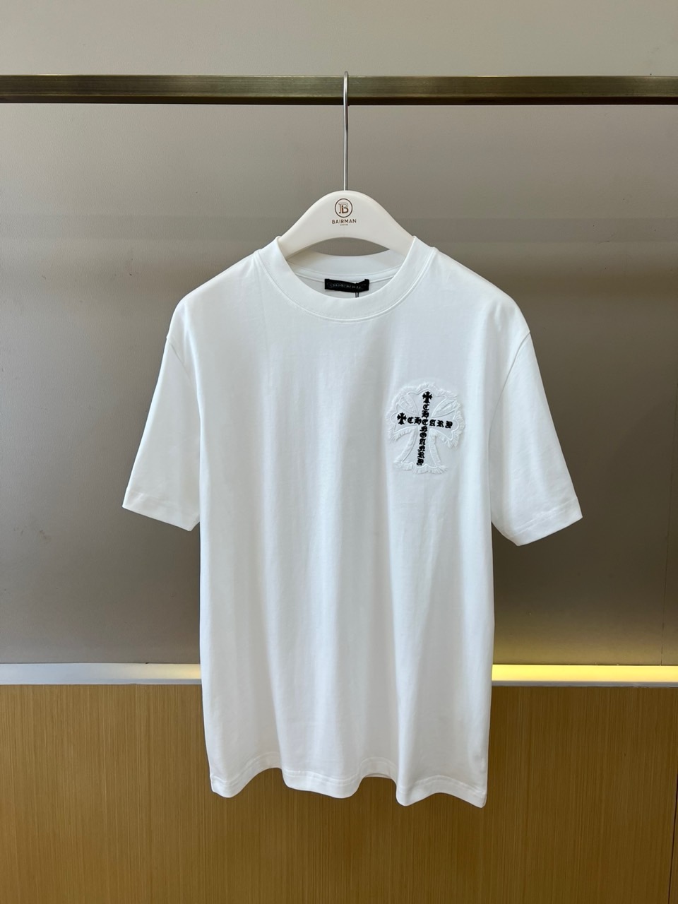 NO:830773,Ch's new T-shirt for spring and summer 2026 is presented in the brand's iconic round neck and short-sleeved silhouette. The chest is decorated with exquisite cross embroidery, paired with surrounding Gothic-style fonts, forming a highly recognizable visual core, highlighting its unique dark aesthetics and exquisite craftsmanship. The overall design injects a strong personality symbol into the simple version, bringing the street trend to the forefront.  Fashion and high-end texture are cleverly combined. The style is both casual and low-key luxury. Whether it is paired with denim pants to create a daily look, or layered with a leather jacket to enhance the overall level, it can easily become the focus of the style, interpreting the rebellious and exquisite contemporary fashion attitude. 48-56 (model is 173, 143 pounds, upper body size 50),, chrome  hearts,jackets & coats,T-shirt,tees,t-shirt,19860909Ch克罗心、2026春夏新品T恤,以品牌标志性的圆领短袖廓形呈现.胸口饰有精致的十字架刺绣,搭配环绕的哥特风格字体,构成极具辨识度的视觉核心,彰显其独特的暗黑美学与精湛工艺.整体设计在简约的版型中注入强烈的个性符号,将街头潮流与高级质感巧妙融合.风格兼具休闲不羁与低调奢华,无论是搭配丹宁裤打造日常造型,或与皮革外套层叠穿着提升整体层次,都能轻松成为造型焦点,诠释叛逆而精致的当代时尚态度.48-56（模特173,143斤上身50码）,,chrome hearts,jackets & coats,T-shirt,tees，t-shirt,,Men's clothing