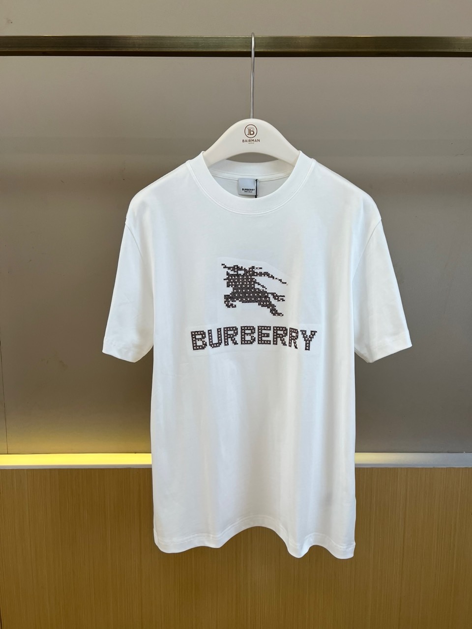 NO:830780,Burberry, 2026 spring and summer new T-shirt, is a neat basic model with a classic round neck and short-sleeved silhouette. The brand's iconic knight's badge is decorated on the chest, with the words 'BURBERRY' above and 'NORLLE' below, highlighting the three-dimensional texture and brand identity through unique craftsmanship. The overall design perfectly interprets modern British fashion and integrates timeless genes into daily wear. This single product has a simple style  Without losing details, it easily connects casual and refined scenes. Whether worn alone to create a casual style, or layered as an inner layer to create rich layers, it can become the key to improving the texture of the style and showing a calm contemporary fashion attitude. 48-56 (model weighs 173,143 pounds, upper body size 50),, burberry, burberry, T-shirt, tees, t-shirt,19860909Bur巴宝莉、2026春夏新品T恤,以经典圆领短袖廓形打造利落基础款.胸前饰有品牌标志性骑士徽章,搭配上方“BURBERRY”与下方“NORLLE”字样,通过别致工艺凸显立体质感与品牌身份.整体设计完美诠释现代英伦风尚,将隽永基因融入日常穿着.这款单品风格简约而不失细节,轻松衔接休闲与精致场景,无论是单穿营造随性型格,或作为内搭叠穿丰富层次,皆能成为提升造型质感的关键,展现从容的当代时尚态度.48-56（模特173,143斤上身50码）,,burberry,burberry,T-shirt,tees，t-shirt,,Men's clothing