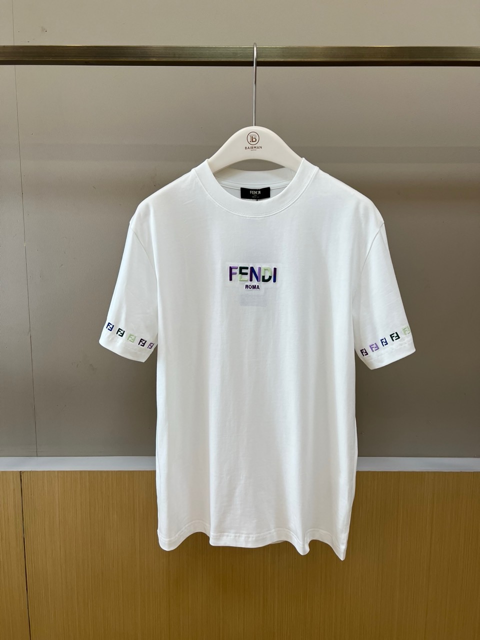NO:830787,Fend Fendi, 2026 spring and summer new embroidered T-shirt, presents a classic and versatile design with a simple round neck short-sleeved style. The chest is embellished with colorful fonts 'FENDI' and 'ROMA', the colors are bright and eye-catching, and clearly highlights the brand logo. The cuffs are surrounded by colorful FF logo embroidery, adding exquisite details and fashion sense, and enhancing the overall luxurious temperament. This T-shirt combines casual and luxurious styles, easily adapting to daily life  Often worn on the street, whether paired with jeans or casual pants, it can highlight your unique taste and show your trendy style. Injecting bright colors and vitality into spring and summer outfits, it is an ideal choice for creating a casual yet stylish look. 48-56 (model weighs 173,143 pounds, upper body size 50),, fendi, fendi, jeans, T-shirt, tees, t-shirt,19860909Fend芬迪、2026春夏新品刺绣T恤,以简约圆领短袖款式呈现经典百搭设计.胸前点缀彩色字体“FENDI”与“ROMA”,色彩明快吸睛,鲜明彰显品牌标识.袖口处环绕彩色FF标志刺绣,增添精致细节与时尚感,提升整体奢华气质.这款T恤融合休闲与奢华风格,轻松适配日常出街造型,无论是搭配牛仔裤还是休闲裤,都能凸显独特品味,展现潮流风范.为春夏穿搭注入亮色与活力,是打造随性又不失格调造型的理想之选.48-56（模特173,143斤上身50码）,,fendi,fendi,jeans,T-shirt,tees，t-shirt,,Men's clothing