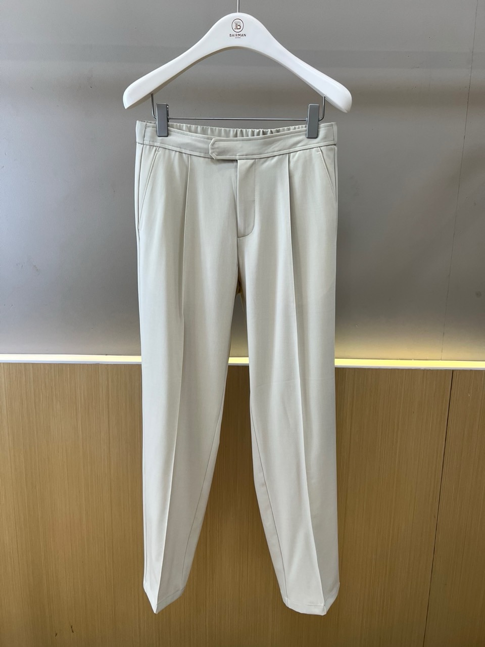 NO:830810,Brioni, the new men's casual trousers for spring and summer 2026, adopts straight cut and drape fabric, showing neat and smooth lines. The waist is equipped with elastic and adjustable buckles, and the side diagonal pockets are both practical and simple aesthetics. The multi-fiber blended material gives the fabric a comfortable texture and elegant drape.  The design cleverly balances business and casual styles, and can be integrated into a smart look for formal occasions, or suitable for casual wear for daily travel. Italian exquisite craftsmanship and the 'Brioni' brand logo show extraordinary style in details, making it an ideal choice for building a spring and summer quality wardrobe. 30-40, None 37, 39,,19860909Brioni布里奥尼、2026春夏新品男士休闲长裤,采用直筒剪裁与垂感面料,呈现利落流畅的线条.腰部配有松紧与可调节搭扣,侧边斜插口袋兼顾实用与简约美学.多元纤维混纺材质赋予面料舒适质感与优雅垂坠度.其设计巧妙平衡商务与休闲风格,既可融入正式场合的干练造型,亦适配日常出行的轻松穿搭.意大利精湛工艺与“Brioni”品牌标识,于细节处彰显非凡格调,是打造春夏质感衣橱的理想选择.30-40,无37,39,,,Men's clothing