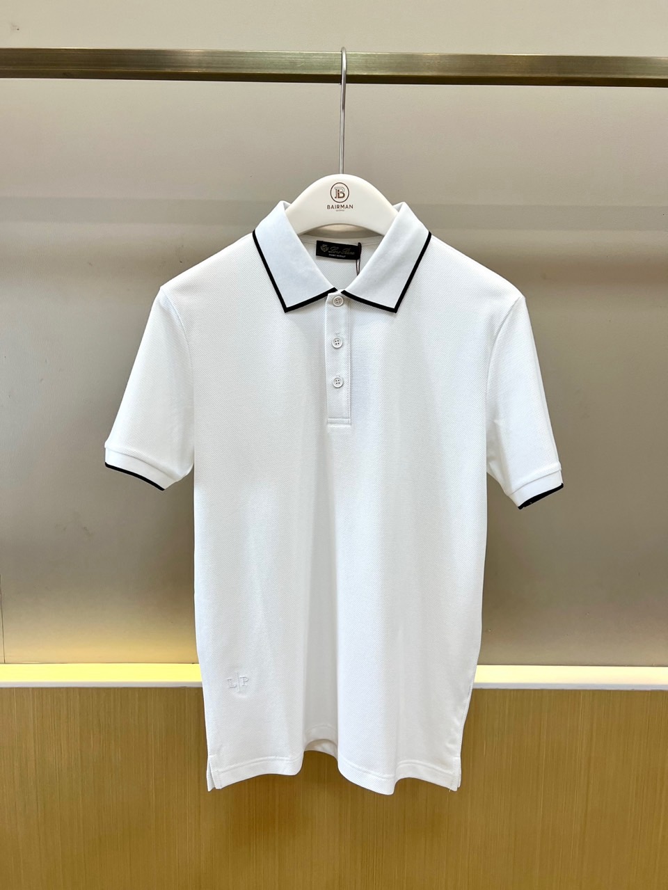 NO:830817,Loro  Piana's elegant, new men's short-sleeved polo shirt for spring and summer 2026 uses solid colors as the main color to interpret a simple but not simple dressing aesthetic. The classic lapel design is paired with exquisite contrasting edges, and thin lines outline a neat outline, highlighting the taste of details in a low-key manner. The three-button placket is easy to put on and take off, and can be freely adjusted according to the occasion, with both practicality and style. Selected high-quality pique mesh fabric is breathable and skin-friendly, crisp and stylish, and can stay fresh even in the middle of summer.  It is refreshing and comfortable. The low-key embroidered brand logo in the lower right corner adds texture, and the overall style is between business and leisure. The minimalist tailoring modifies the figure and is not flattering. It is a must-have basic style for the spring and summer wardrobe. Whether commuting to the workplace or weekend vacation, this polo shirt allows you to easily control a variety of styles, showing the charm of a calm and confident gentleman, making every appearance just right. 48-56 (model 173, 143 pounds, upper body size 50), loro  piana,T-shirt,19860909Loro Piana诺悠翩雅、2026春夏新品男士短袖polo衫,以纯色为主调,诠释简约而不简单的穿搭美学.经典翻领设计搭配精致撞色包边,细线勾勒出利落轮廓,在低调中彰显细节品味.三粒纽扣门襟方便穿脱,可根据场合自由调节,兼具实用性与造型感.精选优质珠地网眼面料,透气亲肤,挺括有型,即使盛夏穿着也能保持清爽舒适.右下角低调刺绣品牌标识增添质感,整体风格介于商务与休闲之间,极简版型剪裁修饰身形,不挑身材,是春夏衣橱必备的基础款.无论是职场通勤还是周末度假,这件polo衫都能让你轻松驾驭多种风格,展现从容自信的绅士魅力,让每一次出场都恰到好处.48-56（模特173,143斤上身50码）,,loro piana,T-shirt,,Men's clothing