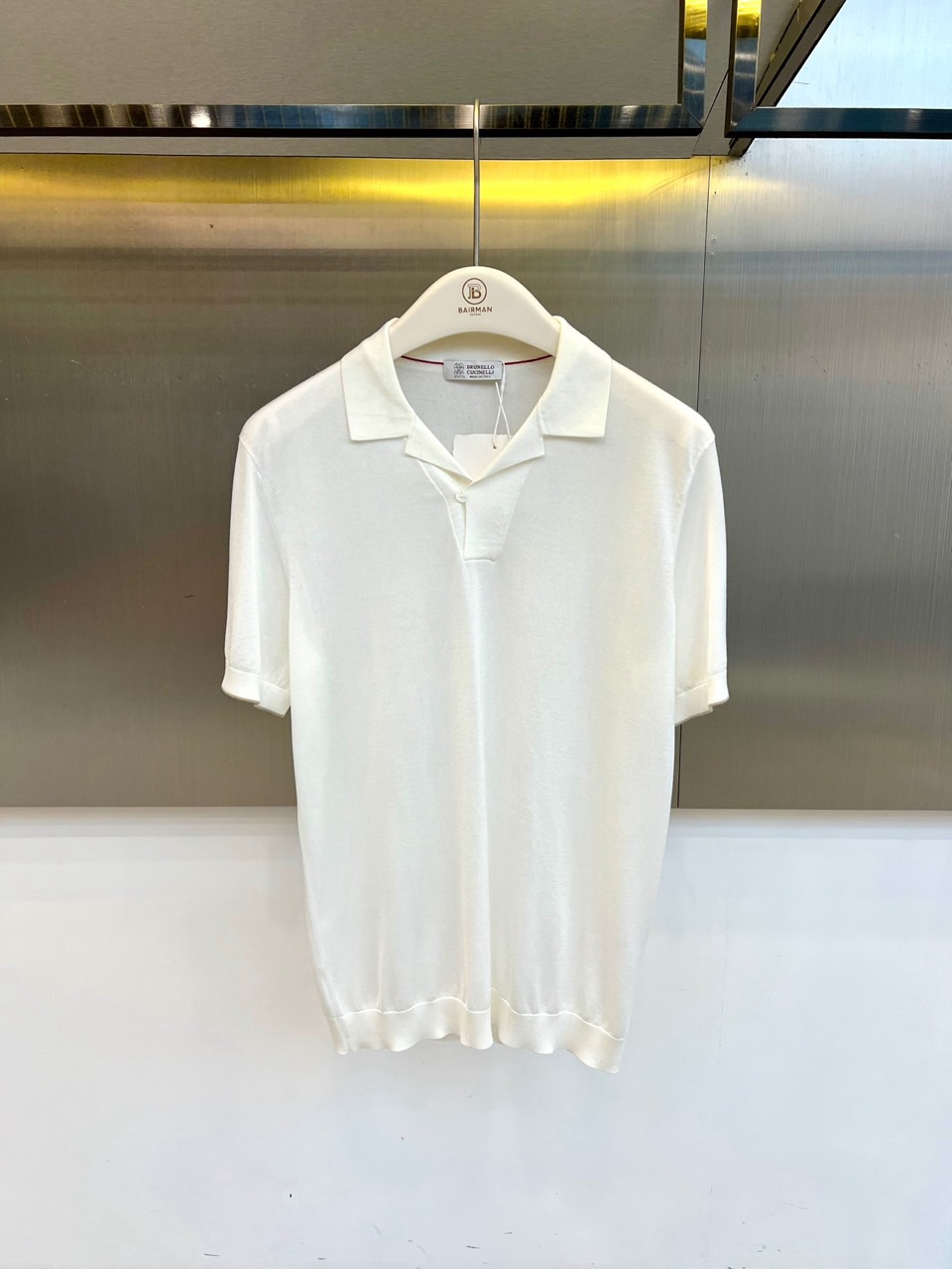 NO:830829,Brunello  Cucinelli-BC, 2026 new spring and summer Tencel mulberry silk short-sleeved Polo shirt, presented with a classic lapel and neat short-sleeved silhouette. The one-button design on the neckline adds ingenious details, and the rolled hems on the cuffs enhance the overall casual feel. The selected high-grade fiber blended fabrics such as Tencel and mulberry silk are woven with a delicate and smooth texture, giving a skin-friendly and breathable wearing experience. The whole  The body design is simple yet exquisite, with smooth tailoring that fits the body shape, and the style wanders between business casual and everyday elegance. Whether it is paired with casual pants to create a relaxed atmosphere, or integrated into semi-formal occasions to show low-key taste, it can be controlled freely, interpreting the comfort and grace of spring and summer clothing. 48-56 (model is 173, 143 pounds, upper body size 50), brunello  cucinelli,T-shirt,19860909Brunello Cucinelli-BC、2026春夏新品天丝桑蚕丝短袖Polo衫,以经典翻领与利落短袖廓形呈现.领口一粒扣设计增添细节巧思,袖口卷边处理提升整体随性感.精选天丝与桑蚕丝等高级纤维混纺面料,织就细腻柔滑的肌理,赋予肌肤亲肤透气的穿着体验.整体设计在简约中蕴含精致,流畅剪裁贴合身形,风格游走于商务休闲与日常优雅之间.无论是搭配休闲裤营造轻松氛围,或融入半正式场合彰显低调品味,皆能自如驾驭,诠释春夏着装的舒适与风度.48-56（模特173,143斤上身50码）,,brunello cucinelli,T-shirt,,Men's clothing