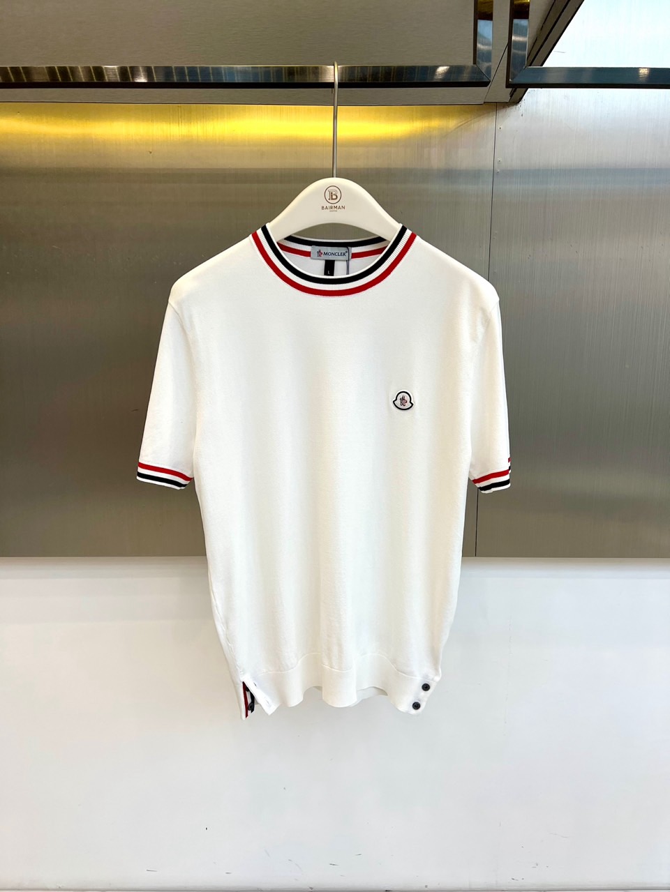 NO:830844,Mon, the 2026 spring and summer new short-sleeved T-shirt series is newly launched, interpreting high-end sports fashion with minimalist aesthetics. The solid color is paired with classic ribbed collar and cuffs, and the retro contrasting design instantly lights up the overall look, highlighting the brand's iconic visual language. The exquisite badge on the left chest shows the brand identity in a low-key manner, and the button slit details on the side of the hem break the conventional version and add a casual and free atmosphere. Made of high-quality cotton fabric, soft and breathable to the touch, and comfortable to wear.  Comfortable, loose tailoring accommodates various body shapes, easily creating a lazy and high-end feel. It is suitable for daily commuting and weekend outings, showing a leisurely fashion attitude. The 2026 spring and summer wardrobe essential items make simplicity no longer monotonous, and the details are authentic, easily interpreting the exquisite life style of urban elites. M-4XL (model 173, 143 pounds, upper body size L), Moncler, T-shirt, tees, t-shirt,19860909Mon蒙口、2026春夏新品短袖T恤系列焕新登场,以极简美学诠释高级运动风尚.纯色搭配经典罗纹领口与袖口,复古撞色设计瞬间点亮整体造型,彰显品牌标志性视觉语言.左胸精致徽章低调展现品牌身份,下摆侧边纽扣开衩细节打破常规版型,增添随性洒脱气息.采用优质棉质面料,触感柔软透气,贴身穿着舒适自在,宽松剪裁包容各种身形,轻松打造慵懒高级感.适配日常通勤与周末出游,展现从容不迫的时尚态度.2026春夏衣橱必备单品,让简约不再单调,细节处见真章,轻松演绎都市精英的精致生活格调.M-4XL（模特173,143斤上身L码）,,Moncler,T-shirt,tees，t-shirt,,Men's clothing