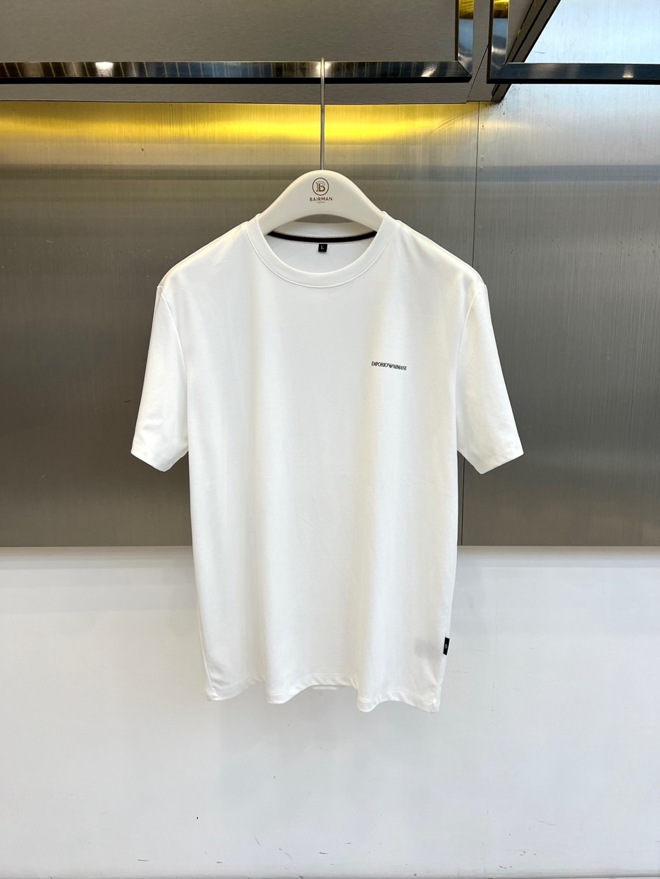 NO:830853,Armani, the new 2026 spring and summer men's round-neck short-sleeved T-shirt, presents modern urban aesthetics with a neat and simple silhouette. The pure color is pure and transparent, adapting to the versatile needs of the wardrobe in all seasons. The exquisite letter logo on the chest low-key highlights the brand texture, breaking the monotony while maintaining the overall restrained elegance. Made of high-count combed cotton fabric, it feels silky and soft, has excellent breathability and perspiration performance, and brings a skin-friendly and comfortable wearing experience. Slightly loose tailoring is both casual and slim.  , it can be easily controlled whether it is a business commute, a weekend outing or relaxing at home. The small logo embellishment on the side of the hem can be seen in the details, adding design ingenuity. The exquisite basic model uses minimalist lines to outline a sense of luxury. It is a must-have spring and summer item for men who pursue a quality life, and can easily create a refreshing and capable manly image. M-4XL (model weighs 173,143 pounds, upper body size L), armani, T-shirt, tees, t-shirt,19860909ARM阿玛尼、2026春夏新品男士圆领短袖T恤,以利落简约的廓形呈现现代都市美学.纯色调纯净通透,适配四季衣橱百搭需求.胸前精致字母标识低调彰显品牌质感,打破单调的同时保持整体克制优雅.采用高支精梳棉面料,触感丝滑柔软,透气排汗性能优异,带来亲肤舒适的穿着体验.微宽松剪裁兼顾休闲随性与修身得体,无论是商务通勤、周末出游还是居家放松都能轻松驾驭.细节处可见下摆侧边小标点缀,增添设计巧思.基础款中的精品,以极简线条勾勒高级感,是追求品质生活的男士春夏必备单品,轻松打造清爽干练的型男形象.M-4XL（模特173,143斤上身L码）,,armani,T-shirt,tees，t-shirt,,Men's clothing