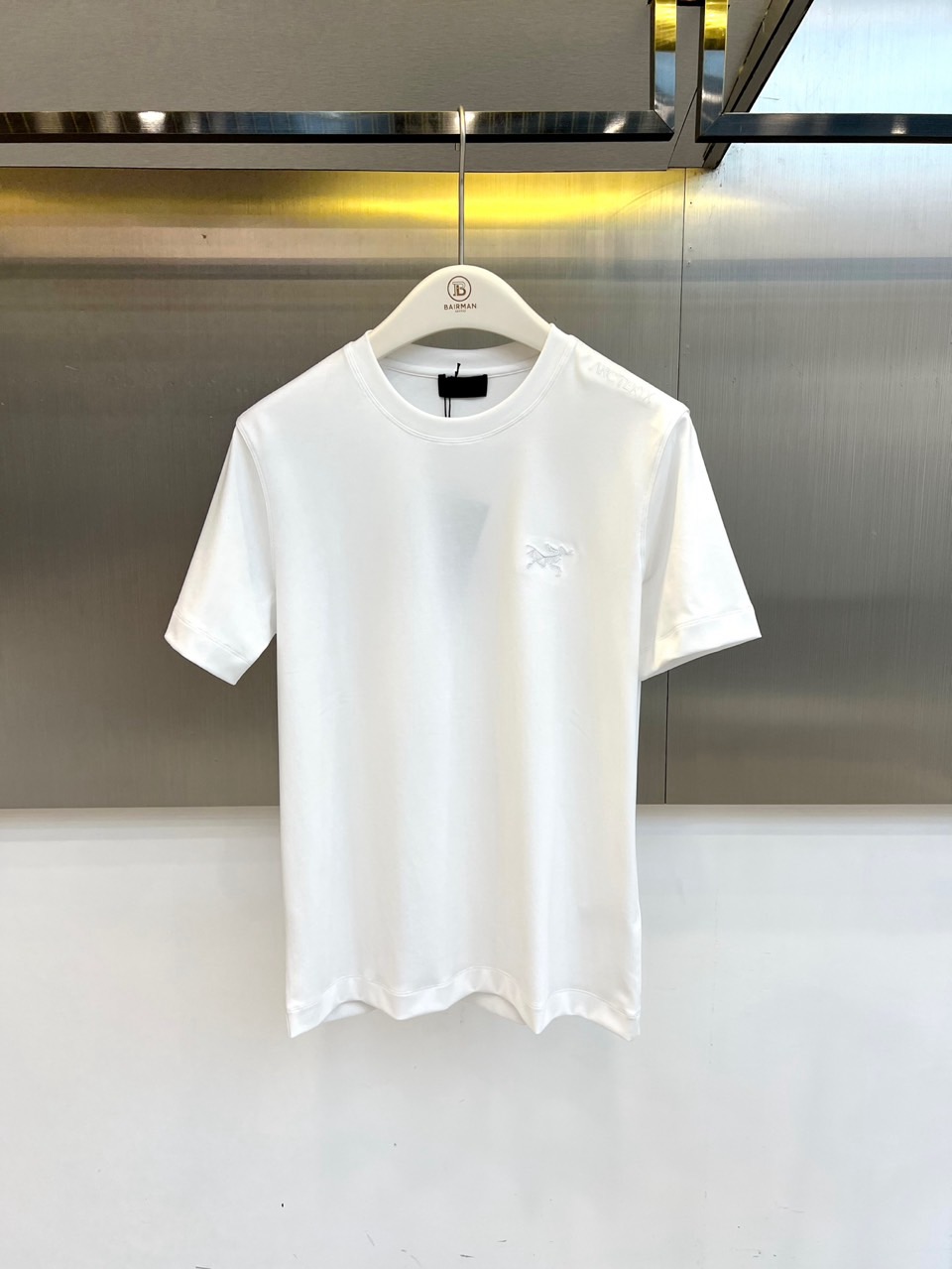 NO:830861,Arcteryx  Arc'teryx, the new 2026 spring and summer men's round neck short-sleeved T-shirt, presents modern urban aesthetics with a neat and simple silhouette. The pure color tone is pure and transparent, suitable for a variety of wearing scenarios. The neckline adopts a classic ribbed round neck design, which fits the neck line and is not easy to deform after long-term wear.  Showcasing exquisite tailoring skills. The shoulders are embellished with low-key brand logos, and the exquisite embroidery pattern on the left chest adds a level of detail, integrating ingenuity into minimalism. The fabric is made of high-count cotton blend, which is soft and skin-friendly, has excellent breathability and moisture wicking functions, and is suitable for spring and summer.  The weather changes with the seasons. The slightly slim fit naturally modifies the body shape, maintaining a casual and relaxed feel without losing a sophisticated temperament. Simplicity does not mean simplicity, and the details show the true meaning. This T-shirt uses a pure design to interpret contemporary men’s dual pursuit of quality and comfort. It is the ideal spring  A basic and versatile item that is indispensable for the summer wardrobe, you can easily create a refreshing and stylish daily look. 48-56 (model weighs 173,143 pounds, upper body size 50), arc'teryx, T-shirt, tees, t-shirt,19860909Arcteryx 始祖鸟、2026春夏新品男士圆领短袖T恤,以利落简约的廓形呈现现代都市美学.纯色调纯净通透,适配多元穿搭场景.领口采用经典罗纹圆领设计,贴合颈部线条,久穿不易变形,展现精致剪裁工艺.肩部点缀低调品牌标识,左胸处精致刺绣图案增添细节层次,在极简中融入巧思.面料甄选高支棉混纺材质,触感柔软亲肤,具备优异透气性与吸湿排汗功能,适应春夏季节多变气候.微修身版型自然修饰身形,既保持休闲松弛感,又不失利落干练气质.简约不等于简单,细节之处见真章,这件T恤以纯粹设计诠释当代男士对品质与舒适的双重追求,是春夏衣橱不可或缺的基础百搭单品,轻松打造清爽有型的日常造型.48-56（模特173,143斤上身50码）,arc'teryx,T-shirt,tees，t-shirt,,Men's clothing