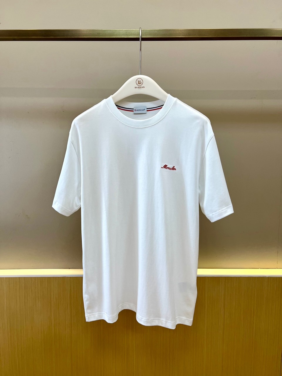 NO:830870,Mon, the 2026 spring and summer new short-sleeved T-shirt series, interprets contemporary urban leisure aesthetics with neat tailoring and exquisite details. Classic solid colors with slightly loose styles, to accommodate various body shapes while creating a sense of casual comfort, and can be worn alone or layered, easily  Manage diverse scenarios from commuting to vacation. The embroidered letters on the left chest are the finishing touch, low-key highlighting the brand recognition; the contrasting webbing design inside the collar hides ingenuity, revealing the high-end texture in every detail. Selected high-quality cotton fabrics are soft and breathable to the touch, moisture-wicking and sweat-wicking  Excellent performance, ensuring refreshing and comfortable wear in spring and summer. The overall style combines minimalism and light luxury style. It is a basic model that is versatile and practical, and also enhances the overall texture through detailed craftsmanship. A must-have item for the 2026 spring and summer wardrobe, with pure colors and ingenious details  , interpreting an effortlessly fashionable attitude, making every wear an expression of confidence. 48-56 (model weighs 173,143 pounds, upper body size 50), Moncler, T-shirt, tees, t-shirt,19860909Mon蒙口、2026春夏新品短袖T恤系列,以利落剪裁与精致细节诠释当代都市休闲美学.经典纯色搭配微宽松版型,包容各种身形同时营造随性舒适感,单穿叠搭皆宜,轻松驾驭从通勤到度假的多元场景.左胸处刺绣字母点睛,低调彰显品牌辨识度；领口内里撞色织带设计暗藏巧思,于细微处流露高级质感.精选优质棉质面料,触感柔软透气,吸湿排汗性能优异,确保春夏穿着清爽自在.整体风格融合极简主义与轻奢格调,既有基础款的百搭实穿,又通过细节工艺提升整体质感.2026春夏衣橱必备单品,以纯净色调与匠心细节,演绎毫不费力的时髦态度,让每一次穿着都成为自信表达.48-56（模特173,143斤上身50码）,,Moncler,T-shirt,tees，t-shirt,,Men's clothing