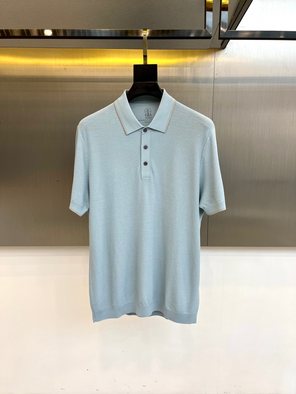 NO:830879,Brunello  Cucinelli-BC, 2026 new spring and summer men's POLO shirts, with the main theme and delicate texture, simple lapel design, three-button placket, and neat short-sleeved tailoring. The fabric is made of Tencel 54.7, silk 23.5, nylon 16.3 and Lycra 5.5 blends, which are smooth and skin-friendly, draped and stylish, and have the characteristics of silk.  The luster and tencel are breathable, nylon enhances wear resistance, and Lycra provides elastic fit. The light and thin structure is suitable for spring and summer wear, and the breeze is still refreshing and comfortable. The details of the collar are exquisite, the wiring is neat, and the inner label clearly indicates the washing instructions. Machine washable at 30°C, do not bleach, lay flat to dry, do not use high-temperature ironing, and can be dry cleaned regularly. Overall style  Combining business casual and urban luxury, it is suitable for workplace commuting, weekend parties or vacation travel, and can easily handle various occasions. It does not pick on skin color, enhances temperament without being ostentatious, and is an ideal choice for modern men who pay attention to texture and comfort. The light fabric naturally stretches with the rhythm of the body, without any sense of restraint, and can be used for long periods of sitting and walking. Classic POLO style  Decorated shoulder and neck lines make you appear slimmer and taller, and can be paired with trousers or shorts to create a high-end look. The 2026 spring and summer new products are not only clothes, but also an expression of life attitude - low-key and classy, comfortable and stylish, and wear with your own calmness and elegance. M-4XL (model is 173 pounds, 143 pounds, upper body size L), brunello  cucinelli,shorts,T-shirt,real silk,19860909Brunello Cucinelli-BC、2026春夏新品男士POLO衫,主调搭配细腻纹理,简约翻领设计,三粒扣门襟,短袖剪裁利落显型.面料采用天丝54.7、真丝23.5、尼龙16.3与莱卡5.5混纺,柔滑亲肤、垂坠有型,兼具真丝光泽与天丝透气,尼龙增强耐磨,莱卡赋予弹力贴合.轻薄结构适配春夏穿着,微风拂过仍清爽自在.细节处领口包边精致,走线工整,内里标签清晰标注洗涤说明30℃水温机洗、不可漂白、平铺晾干、禁用高温熨烫、可常规干洗.整体风格融合商务休闲与都市轻奢,适合职场通勤、周末聚会或度假出行,轻松驾驭多元场合.不挑肤色,提升气质又不张扬,是注重质感与舒适度的现代男士理想之选.轻盈面料随身体律动自然舒展,无束缚感,久坐久行皆自在.经典POLO版型修饰肩颈线条,显瘦显高,搭配西裤或短裤皆宜,打造高级感造型.2026春夏新品,不止是衣服,更是生活态度的表达——低调有品,舒适有型,穿出属于你的从容与优雅.M-4XL（模特173,143斤上身L码）,,brunello cucinelli,shorts,T-shirt,real silk,,Men's clothing