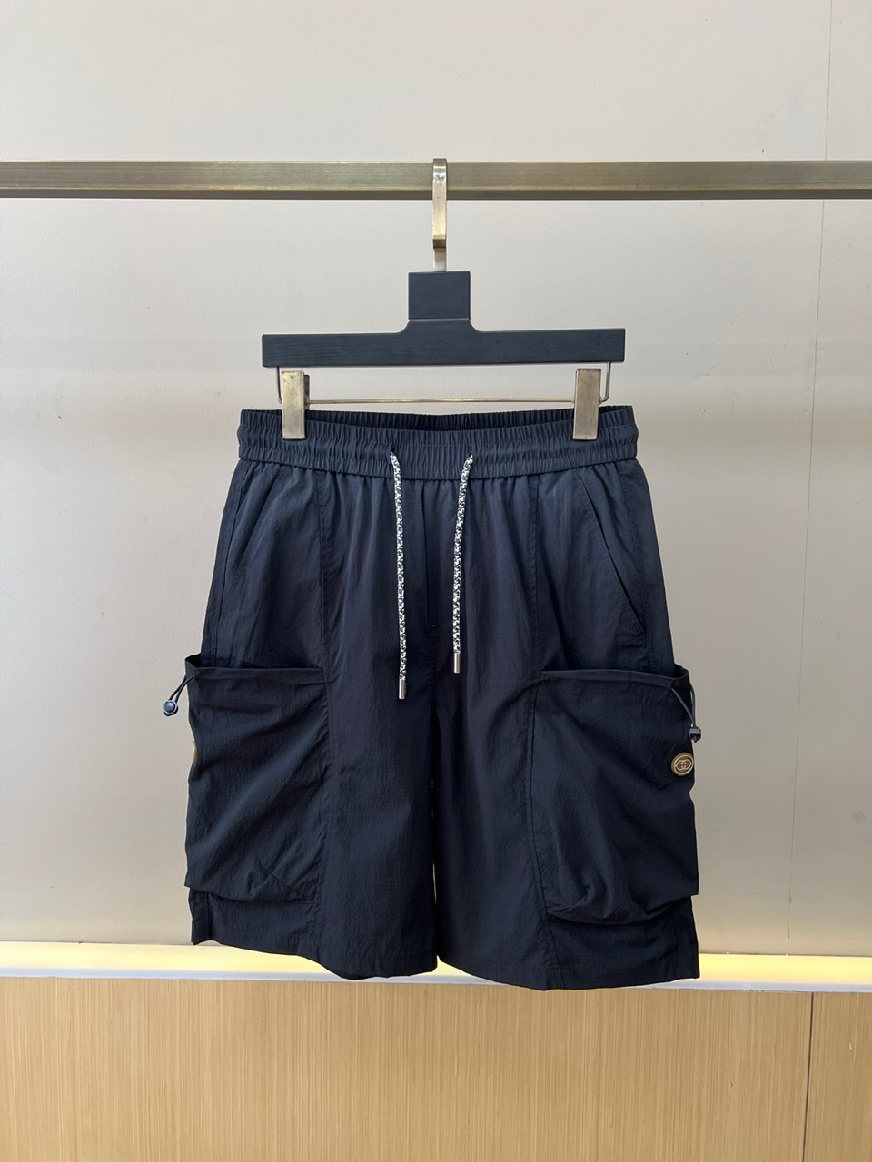 NO:918380,Gucci, the new 2026 spring and summer cargo shorts, are made of light and breathable fabrics to create an urban outdoor style. The main tone has a sense of luxury and versatility. It adopts an elastic waistband and a metallic drawstring design, taking into account comfort and personal adjustment, and can easily adapt to various body shapes. The three-dimensional large pockets on both sides are cut at the diagonal, rich in layers and practical, and the brand logo embellishment on the pocket is low-key to highlight quality. The overall style combines functional aesthetics and leisure  The relaxed feel not only retains the tough lines of workwear elements, but also injects refreshing temperament through soft tones and smooth silhouettes. The fabric is light and crisp, suitable for the changeable climate of spring and summer. Whether it is daily commuting or weekend outings, these shorts can allow you to show your unique taste in comfort and become a practical choice for the seasonal wardrobe. M-4XL (model 173,143 pounds upper body size L),, gucci, gucci, shorts,19860909Gucc古驰、2026春夏新品工装短裤,以轻盈透气面料打造都市户外风范,主调自带高级感与百搭属性.采用松紧腰头配合金属质感抽绳设计,兼顾舒适与个性调节,轻松适配各种身形.两侧立体大口袋运用斜向剪裁,层次丰富且实用性强,口袋上的品牌标识点缀低调彰显品质.整体风格融合机能美学与休闲松弛感,既保留工装元素的硬朗线条,又通过柔和色调与流畅廓形注入清爽气质.面料轻薄挺括,适合春夏多变气候,无论是日常通勤还是周末出游,这款短裤都能让你在舒适中展现独特品味,成为季节衣橱的实穿之选.M-4XL（模特173,143斤上身L码）,,gucci,gucci,shorts,,Men's clothing