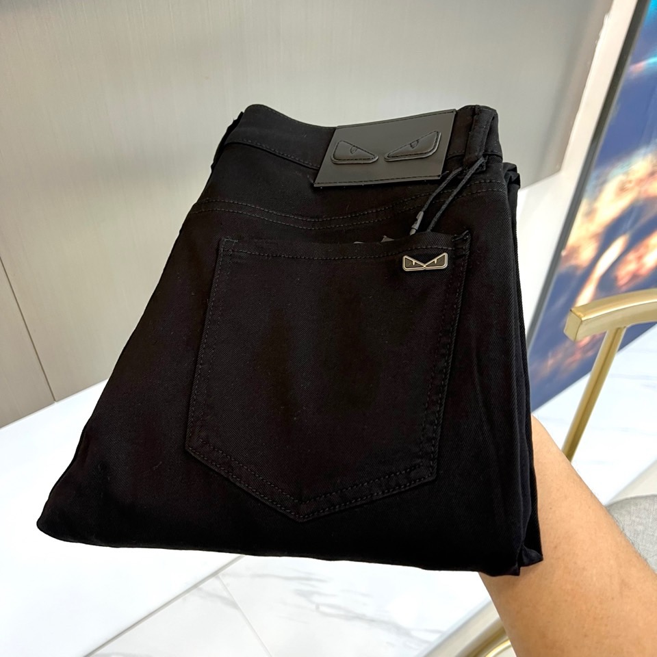 NO:863746,Fend Fendi's new jeans for spring and summer 2026 reshape the aesthetics of daily wear with neat tailoring. The classic denim texture and crisp silhouette are suitable for various body shapes, taking into account both comfort and style. The metal logo on the back pocket echoes the waistband brand (decorated with the brand's iconic elements), and the minimalist hidden avant-garde design  Designed with a sense of style, it is low-key and shows a trendy attitude. The trousers have a smooth shape regardless of the occasion. They can be paired with a shirt for commuting to be smart and sophisticated. For leisure, they can be worn with a T-shirt and a sweatshirt for a casual style. They can be easily managed in light business or street style. The selected high-quality denim fabric is breathable and skin-friendly, making it easy to wear in spring and summer. It is anti-wrinkle and easy to take care of, and will still hold up after long-term wear.  It has style. The details are neatly stitched, and the pocket curvature is ergonomic. It is practical and beautiful at the same time. It is a 'versatile tool' in the wardrobe. Use a pair of jeans to unlock N styles. From the urban workplace to weekend roaming, it can interpret your fashion statement with high-end texture, making every outfit match.  Because it has more tension, it can easily match the trend of spring and summer 2026. 29-38 (no 37), fendi, fendi, hoodie, sweatshirts, jeans, shirts, tees, t-shirt,19860909Fend芬迪、2026春夏新品牛仔裤,以利落剪裁重塑日常穿搭美学.经典牛仔质感,挺括版型适配多元身形,兼顾舒适与型格.后袋金属标与腰头皮牌（饰有品牌标志性元素）呼应,极简中暗藏先锋设计感,低调彰显潮流态度.裤型流畅不挑场合,通勤时搭配衬衫干练精致,休闲时配T恤卫衣随性自在,轻商务或街头风皆可轻松驾驭.精选优质丹宁面料,透气亲肤,春夏穿着无负担,抗皱易打理,久穿仍挺括有型.细节处车线工整,口袋弧度贴合人体工学,实用与美观并存.它是衣橱里的“百搭利器”,用一件牛仔裤解锁N种风格,从都市职场到周末漫游,都能以高级质感诠释你的时尚主张,让每一套搭配都因它更具张力,轻松拿捏2026春夏的潮流节奏.29-38（无37）,,fendi,fendi,hoodie,sweatshirts,jeans,shirts,tees，t-shirt,,Men's clothing