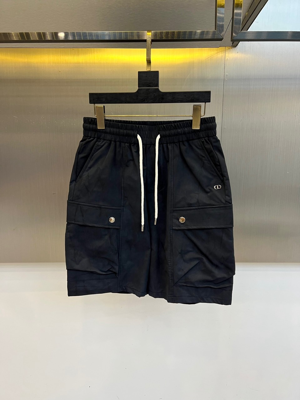 NO:918374,Dio Dior, 2026 spring and summer new cargo shorts, adopt a very visually impactful distressed wash process, and the intertwined sfumato texture seems to record the precipitation of time, showing a unique texture of retro street. The loose workwear cut, combined with the elastic waist and drawstring design, not only ensures the comfort of daily wear, but also creates a casual and lazy atmosphere. The three-dimensional large pockets on both sides are embellished with metal buttons, which not only enhances practicality, but also adds  Tough and functional style. The fabric is made of light and breathable materials, which perfectly suits the wearing needs in spring and summer. The overall style combines street fashion and workwear aesthetics. These shorts break the conventional constraints and perfectly balance comfort and style. They are the best choice for urban youth to express their self-attitude, allowing you to exude unique charm on the streets in spring and summer. M-4XL (model 173, 143 pounds upper body size L),, dior, dior, shorts,19860909Dio迪奥、2026春夏新品工装短裤,采用极具视觉冲击力的做旧水洗工艺,交织的晕染纹理仿佛记录着时光的沉淀,呈现出复古街头独有的质感.宽松的工装版型剪裁,结合弹性腰头与抽绳设计,既保证了日常穿搭的舒适度,又营造出随性慵懒的氛围.两侧立体大口袋辅以金属纽扣点缀,不仅增强了实用性,更添硬朗机能风.面料选用轻薄透气的材质,完美适配春夏季节的穿着需求.整体风格融合街头潮流与工装美学,这款短裤打破常规束缚,将舒适与型格完美平衡,是都市青年表达自我态度的不二之选,让你在春夏街头散发独特魅力.M-4XL（模特173,143斤上身L码）,,dior,dior,shorts,,Men's clothing