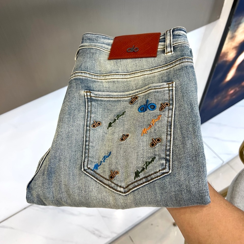 NO:863703,ALO, 2026 new spring and summer jeans, are mainly based on retro washes, with slim straight cuts that perfectly fit the leg lines and show a neat figure. The trousers are finely whitened to create a natural and aged texture, highlighting the unique taste. The back waist is embellished with leather tags, adding luxurious details in a low-key manner. The most highlight is the exquisite embroidery on the back pocket, which is decorated with colorful letters, breaking the monotony of traditional denim and injecting playfulness.  The leather has a lively atmosphere. This pair of jeans combines street fashion and high-end fashion elements. They are suitable for daily outings to create a personalized look, and can also be paired with simple tops for casual gatherings. The color pattern symbolizes freedom and vitality, perfectly fitting the relaxed atmosphere of spring and summer, allowing you to show a unique fashion attitude in comfortable wear and become the focus of the crowd. 29-38, no 37 (please quote waist size when placing an order),,jeans,19860909ALO、2026春夏新品牛仔裤,以复古水洗为主调,采用修身直筒剪裁完美贴合腿型线条,展现利落身姿.裤身经过精细磨白处理,营造自然做旧质感,彰显独特品味.后腰点缀皮牌,低调中增添奢华细节.最具亮点的是后袋上的精致刺绣,搭配彩色字母装饰,打破传统牛仔单调,注入俏皮灵动气息.这款牛仔裤融合街头潮流与高级时装元素,既适合日常出街打造个性造型,也能搭配简约上衣出席休闲聚会.色彩图案象征自由活力,完美契合春夏季节的轻松氛围,让你在舒适穿着中展现独特时尚态度,成为人群焦点.29-38,无37（下单请报腰围尺码）,,jeans,,Men's clothing