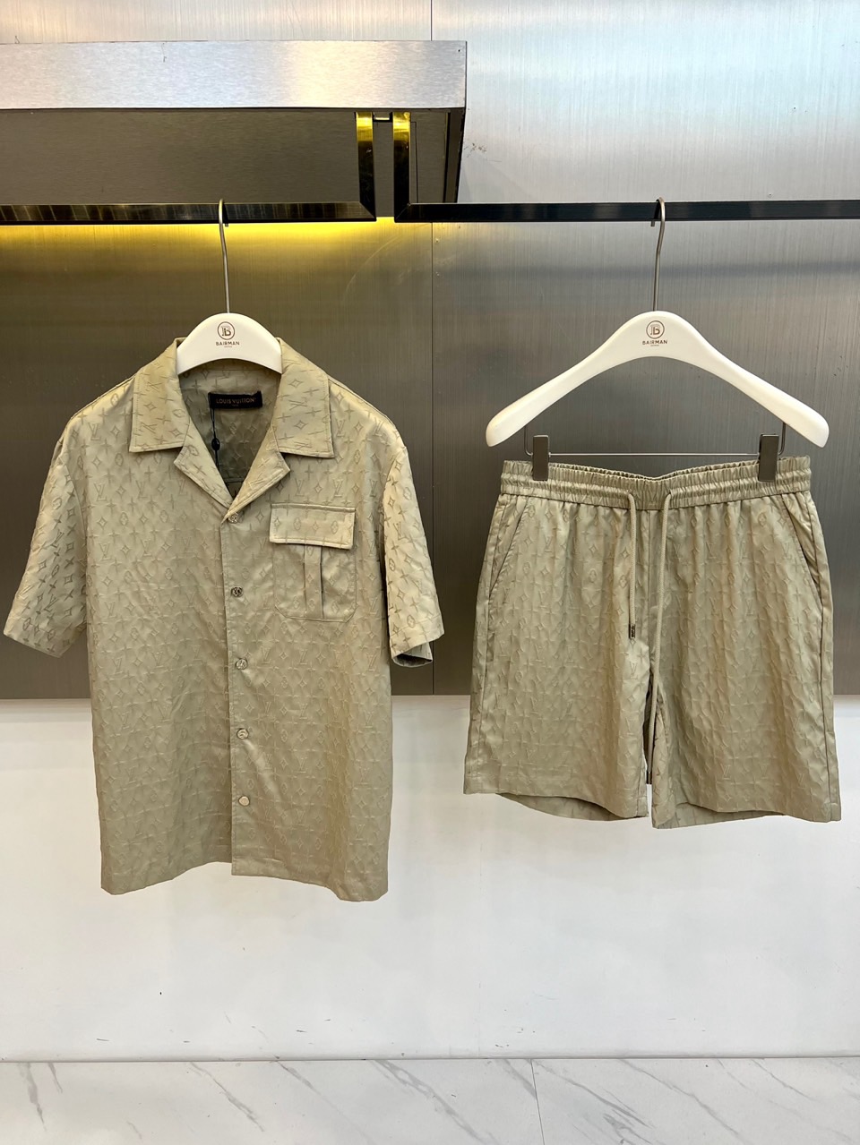 NO:840821,p set. LV Louis Vuitton  The 2026 spring and summer new presbyopia suit takes classic printing as the core element, with a tonal base and intertwined textures, highlighting a luxurious texture in a low-key manner. The top adopts a short-sleeved shirt style, the lapel design is matched with buttons, and the lines are neat and crisp, giving it a formal and casual atmosphere; the matching shorts use a drawstring elastic waist, a loose silhouette to modify the leg shape, and are comfortable and breathable for hot weather. The overall style combines retro luxury and modern street, old  The floral pattern is self-recognizable, and the upper body instantly enhances the look. The fabric is made of light and skin-friendly materials, with a smooth and draping feel, making it easy to control whether you are walking on vacation or commuting in the city. One set can complete spring and summer outfits, eliminating the worry of matching, allowing you to maintain an elegant posture in the sun and breeze, and interpret a casual and comfortable fashion attitude. 48-56 (model 173, 143 pounds, upper body size 50), Louis  vuitton,louis vuitton,shorts,shirts,T-shirt,19860909p一套. LV 路易威登 2026春夏新品老花套装,以经典印花为核心元素,色调基底交织纹理,低调中彰显奢华质感.上衣采用短袖衬衫版型,翻领设计搭配纽扣,线条利落剪裁挺括,兼具正式感与休闲氛围；配套短裤选用抽绳松紧腰头,宽松廓形修饰腿型,舒适透气适合高温天气.整体风格融合复古轻奢与现代街头,老花图案自带辨识度,上身即刻提升造型层次.面料选用轻盈亲肤材质,触感顺滑垂坠有型,无论是度假漫步还是都市通勤都能轻松驾驭.一套搞定春夏穿搭,省去搭配烦恼,让你在阳光与微风中保持优雅姿态,演绎随性自在的时尚态度.48-56（模特173,143斤上身50码）,,louis vuitton,louis vuitton,shorts,shirts,T-shirt,,Men's clothing