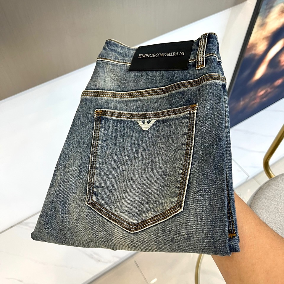 NO:873066,Armani, 2026 spring and summer new jeans, reshape the classic denim aesthetics with neat and slim tailoring. The classic leather label on the back waist highlights the brand identity, the exquisite eagle-shaped logo on the right back pocket is a low-key finishing touch, and the three-line sewing process outlines a crisp silhouette.  Italian craftsmanship is evident in every detail. The washes are rich in layers, and the natural whiskering on the thighs is intertwined with gradient fading, showing a retro texture that has accumulated over time. It has a refreshing modern urban style without losing the lazy and casual street atmosphere. Stretch cotton fabric  Taking into account both comfort and shaping, it seamlessly switches from business commuting to casual socializing, perfectly interpreting the diverse life attitudes of contemporary urban elites. As an ingenious work of the 2026 spring and summer series, this pair of jeans deeply integrates classic genes and modern aesthetics. It is an indispensable and versatile item in the wardrobe, exuding a confident and calm fashion tension in every step, and easily controlling the style expression of various occasions. 29-38, no 37 (please quote waist size when placing an order),,armani,jeans,19860909ARM阿玛尼、2026春夏新品牛仔裤,以利落修身剪裁重塑经典丹宁美学.后腰经典皮标彰显品牌身份,右后袋精致鹰形Logo低调点睛,三线车缝工艺勾勒出挺括轮廓,细节处尽显意式匠心.水洗层次丰富,大腿处自然猫须做旧与渐变褪色交织,呈现历经时光沉淀的复古质感,既有摩登都市的清爽格调,又不失慵懒随性的街头气息.弹力棉质面料兼顾舒适与塑形,从商务通勤到休闲社交无缝切换,完美诠释当代都市精英的多元生活态度.作为2026春夏系列的匠心之作,这款牛仔裤将经典基因与现代审美深度融合,是衣橱中不可或缺的百搭单品,让每一步行走都散发自信从容的时尚张力,轻松驾驭各种场合的风格表达.29-38,无37（下单请报腰围尺码）,,armani,jeans,,Men's clothing