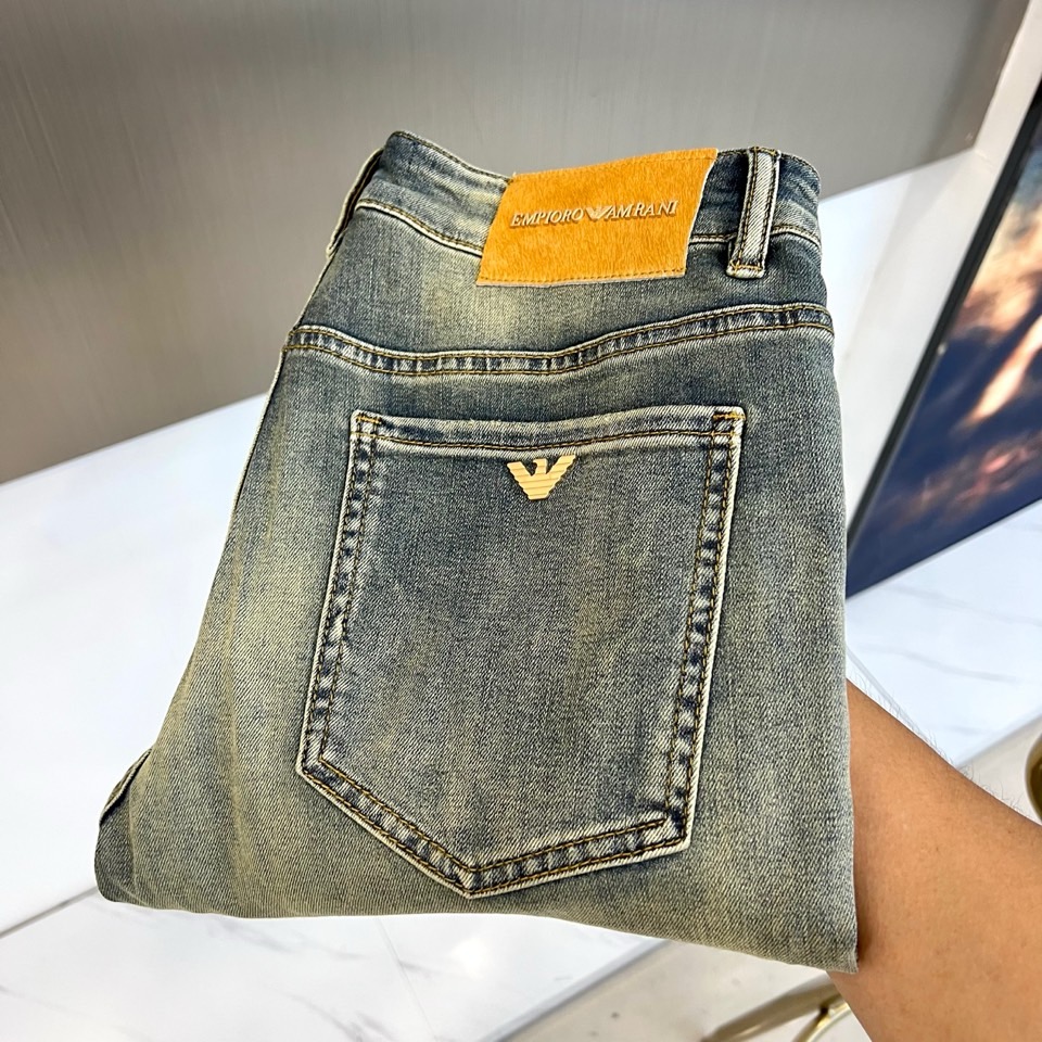 NO:873116,Armani, 2026 spring and summer new jeans, reshape the classic denim aesthetics with neat and slim tailoring. The classic eagle logo leather brand on the back waist highlights the brand genes, the three-dimensional stitching on the back pocket outlines the exquisite outline, and the retro wash is intertwined with the natural cat whisker texture, showing the layer of texture accumulated by time. The fabric is selected from high-elastic cotton blend, which is flexible and fits the leg lines, with both comfort and stiffness, allowing you to sit for a long time without restraint, and walk more freely. The gradient wash process echoes the fresh atmosphere of spring and summer, both ensuring  It retains a retro charm while injecting a sense of modern lightness. The details show ingenuity, the small label on the back pocket and the top-stitch design are low-key and luxurious, and the slim fit subtly modifies the leg shape and elongates the proportions. As a must-have item for the 2026 spring and summer wardrobe, these jeans perfectly integrate classics and trends, bringing you a comfortable and stylish wearing experience, making daily wear full of high-end and fashionable tension. 29-38, no 37 (please quote waist size when placing an order),,armani,jeans,19860909ARM阿玛尼、2026春夏新品牛仔裤,以利落修身剪裁重塑经典丹宁美学.后腰经典鹰标皮牌彰显品牌基因,后袋立体车线勾勒精致轮廓,复古水洗交织自然猫须纹理,呈现时光沉淀的质感层次.面料甄选高弹棉质混纺,柔韧贴合腿部线条,兼具舒适与挺括度,久坐无束缚,行走更自如.渐变水洗工艺呼应春夏清新氛围,既保留复古韵味又注入现代轻盈感.细节处彰显匠心,后袋小标与明线设计低调奢华,修身版型巧妙修饰腿型,拉长比例.作为2026春夏衣橱必备单品,这条牛仔裤将经典与潮流完美融合,为你带来舒适有型的穿着体验,让日常穿搭焕发高级感与时尚张力.29-38,无37（下单请报腰围尺码）,,armani,jeans,,Men's clothing