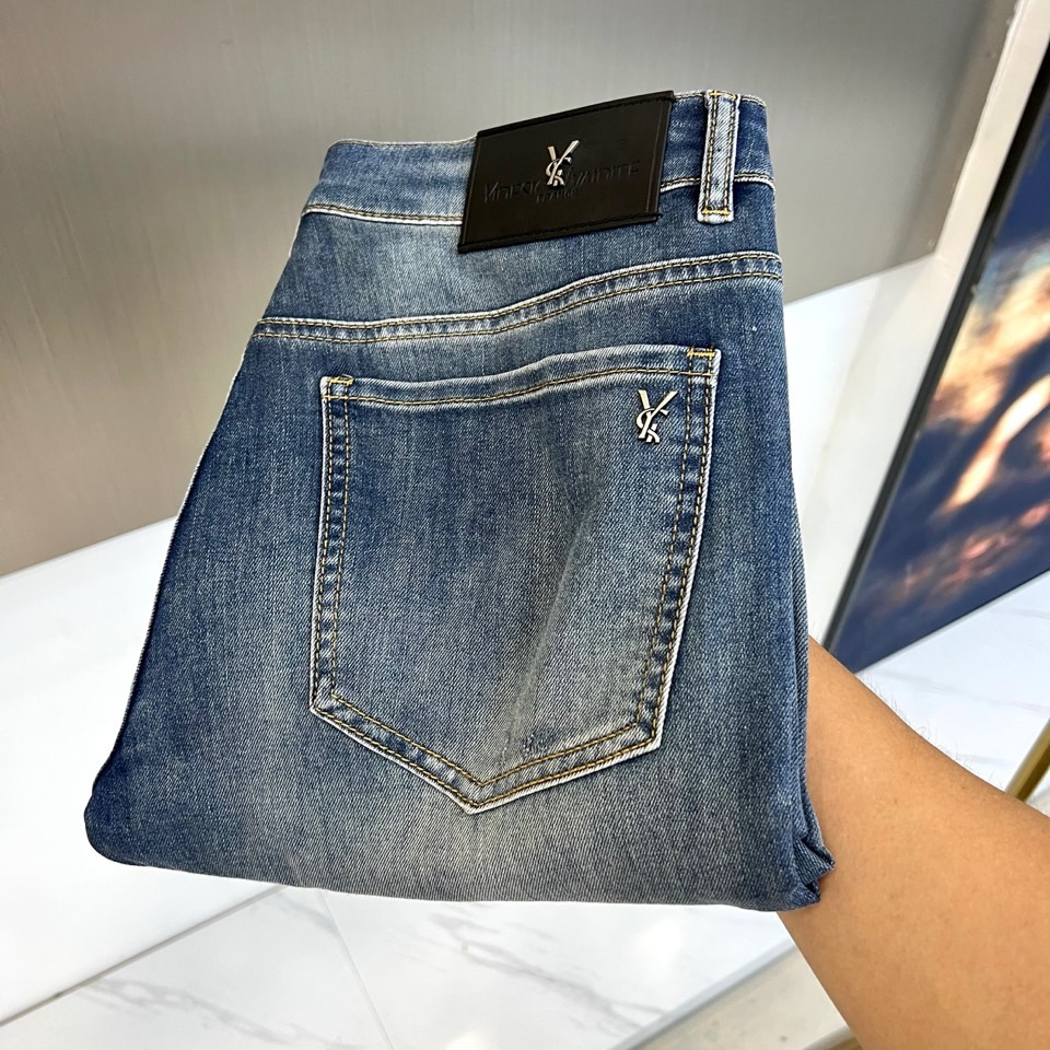 NO:873123,YSL Saint Laurent, 2026 spring and summer new jeans, are based on classic washes. The back waist is equipped with a simple brand logo, and the back pocket is embellished with exquisite metal logos, low-key highlighting the brand recognition. The straight slim cut perfectly fits the leg line, while maintaining a neat and crisp feeling and taking into account daily wear.  Comfortable to wear, the trousers are naturally hemmed, and the overall silhouette is clean and neat. The mid-waist design is equipped with a standard five-pocket structure, the details are neat and elegant, and the washing process presents a natural cat whisker texture, creating a casual yet textured retro atmosphere. This pair of jeans is both business casual and street fashion.  Attributes make it easy to control diverse scenarios from commuting to weekend leisure. The fabric is made of high-quality elastic cotton blend material, which is skin-friendly and breathable. It is still light and comfortable to wear in spring and summer. The crisp version is not easy to deform and is durable. As a must-have item for the 2026 spring and summer wardrobe, it adopts a classic version.  Interpreting modern urban aesthetics and interpreting low-key luxury with details and texture, it is an indispensable daily choice for men who pursue quality and fashion. It can easily enhance the overall style and show a confident and calm wearing attitude. 29-38, no 37 (please quote waist size when placing an order),,saint  laurent,saint laurent,jeans,19860909YSL圣罗兰、2026春夏新品牛仔裤,以经典水洗为基调,后腰搭配简约品牌标牌,后口袋点缀精致金属标识,低调彰显品牌辨识度.直筒修身剪裁完美贴合腿部线条,既保持利落挺括感又兼顾日常穿着舒适度,裤脚自然收边,整体轮廓干净利落.中腰设计搭配标准五袋结构,细节车线工整考究,水洗工艺呈现自然猫须纹理,营造出随性而不失质感的复古氛围.这款牛仔裤兼具商务休闲与街头潮流双重属性,轻松驾驭从通勤到周末休闲的多元场景,面料选用高品质弹力棉混纺材质,亲肤透气,春夏季节穿着依然轻盈自在,挺括版型不易变形,经久耐穿.作为2026春夏衣橱必备单品,它以经典版型演绎现代都市美学,用细节质感诠释低调奢华,是追求品质与时尚的男士不可或缺的日常优选,轻松提升整体造型格调,展现自信从容的穿着态度.29-38,无37（下单请报腰围尺码）,,saint laurent,saint laurent,jeans,,Men's clothing