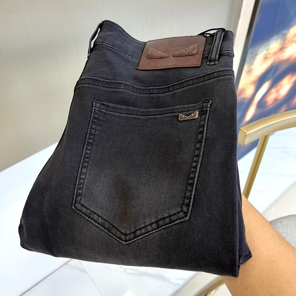NO:873045,Fend Fendi, 2026 spring and summer new jeans, demonstrate a minimalist and high-end feel. The classic five-pocket design is combined with modern slim tailoring, and the leather label on the back waist echoes the exquisite metal logo on the pocket, low-key highlighting the brand texture. The fabric is made of high-elastic cotton blended denim, which combines a crisp silhouette with comfortable extension, making it easy to sit and walk for a long time without restraint.  It fits the leg lines but is not tight, creating a neat and slender figure. The trousers are slightly tapered, suitable for sports shoes, leather shoes or casual boots, and can easily handle urban commuting, light business or weekend trips. The washing process retains the natural texture, does not fade or look old, and can be worn in all seasons, especially in spring and summer when paired with shirts, T-shirts or thin jackets, giving a layered feel  Perfect. The curvature and stitching details of the back pocket are exquisite, which enhances the overall sophistication and rejects mediocrity. There is no unnecessary decoration, tailoring and fabric speak for themselves, interpreting the fashion philosophy of 'less is more'. Suitable for modern men who pursue both quality and comfort, whether they are professional elites, creative youths or trendy players, this pair of jeans can be worn  Find your own style expression in pants. In the spring and summer of 2026, start with a good pair of jeans and define your daily style. 29-38, no 37 (please quote waist size when placing an order), fendi, fendi, boots, sneakers, jeans, jackets  & coats,shirts,tees,t-shirt,19860909Fend芬迪、2026春夏新品牛仔裤,演绎极简高级感.经典五袋设计融合现代修身剪裁,后腰皮标与口袋精致金属徽标呼应,低调彰显品牌质感.面料选用高弹棉混纺丹宁,兼顾挺括廓形与舒适延展,久坐久行无束缚,贴合腿部线条却不紧绷,打造利落修长身形.裤脚微收设计,适配运动鞋、皮鞋或休闲靴,轻松驾驭都市通勤、轻商务或周末出行.水洗工艺保留自然肌理,不褪色不显旧,四季可穿,尤其春夏搭配衬衫、T恤或薄外套,层次感十足.后袋弧度与缝线细节考究,提升整体精致度,拒绝平庸.无多余装饰,以剪裁与面料说话,诠释“少即是多”的时尚哲学.适合追求品质与舒适并重的现代男性,无论是职场精英、创意青年还是潮流玩家,都能在这条牛仔裤中找到属于自己的风格表达.2026春夏,从一条好牛仔开始,定义你的日常型格.29-38,无37（下单请报腰围尺码）,,fendi,fendi,boots,sneakers,jeans,jackets & coats,shirts,tees，t-shirt,,Men's clothing