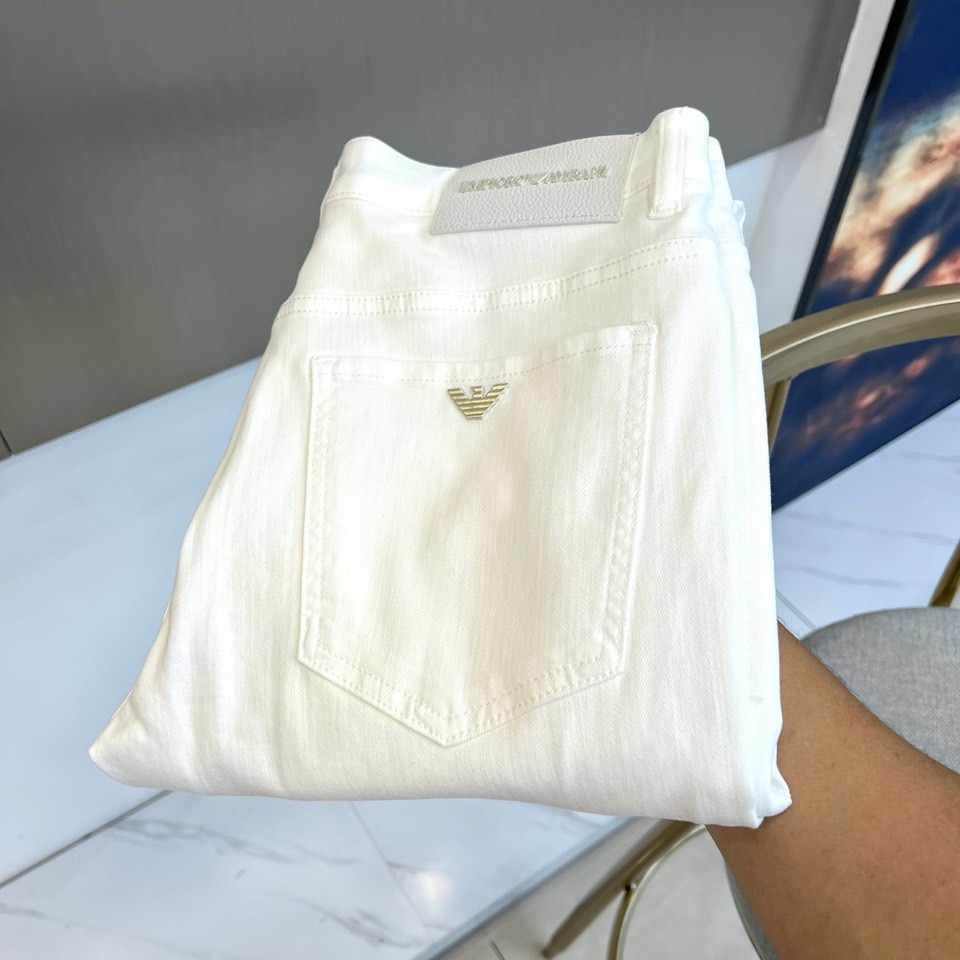 NO:873057,Armani, the new jeans for spring and summer 2026, reshape the classics with neat and simple tailoring. The solid-color denim fabric is crisp and stylish, and the exquisite brand leather label on the back waist echoes the classic metal eagle logo on the right back pocket, low-key showing the luxurious texture. The straight micro-tapered version is slim and slimming, modifying the leg lines, retaining casualness while integrating the smart style of the urban elite. In spring and summer, it has its own refreshing atmosphere, from day to day.  From commuting to weekend parties, this pair of jeans has a minimalist design that allows for endless possibilities, and has become an indispensable high-end item in the wardrobe. The details are exquisitely crafted, the stitching is neat, and the hardware texture is outstanding, exuding a calm and confident charm every time you wear it, defining a new standard of elegance for the spring and summer of 2026. 29-38, no 37 (please quote waist size when placing an order),,armani,jeans,19860909ARM阿玛尼、2026春夏新品牛仔裤,以利落简约的剪裁重塑经典.纯色丹宁面料挺括有型,后腰精致品牌皮标与右后袋经典金属鹰标遥相呼应,低调彰显奢华质感.直筒微锥版型修身显瘦,修饰腿型线条,既保留休闲随性又融入都市精英的干练格调.春夏时节,自带清爽氛围,从日常通勤到周末聚会,这条牛仔裤以极简设计承载百变可能,成为衣橱中不可或缺的高级单品.细节处考究工艺,车线工整,五金质感出众,让每一次穿着都散发从容自信的魅力,定义2026春夏的优雅新标准.29-38,无37（下单请报腰围尺码）,,armani,jeans,,Men's clothing