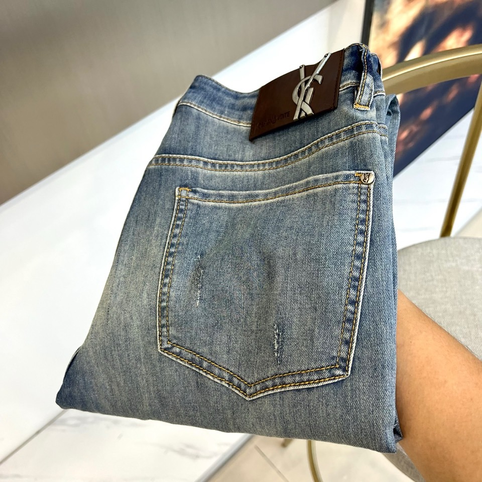 NO:873068,YSL Saint Laurent, 2026 spring and summer new jeans, are based on classic washes, and the back waist is decorated with textured leather tags, which highlights the brand style in simplicity. The three-dimensional double back pocket design has both practicality and decorative beauty, and the stitching is neat and meticulous, highlighting the craftsmanship. The whole body is made of  The light and breathable fabric perfectly meets the wearing needs in spring and summer. It is skin-friendly, comfortable and not stuffy. The tailoring is slim and fits the leg lines without losing room for movement. It visually lengthens the body proportions and shows a neat and stylish urban posture. The washing process naturally gives a retro and aged effect.  It has both nostalgic feelings and modern fashion sense, and can easily handle various occasions from casual street to casual commuting. It can easily enhance the overall style level and is an indispensable and versatile item in the spring and summer wardrobe. From daily travel to weekend parties, these jeans can keep you comfortable  Maintain a fashionable attitude while being comfortable, and interpret your urban trend style. Choosing it means choosing a lifestyle that is casual and yet stylish, exuding confidence and charm in every step. 29-38, no 37 (please quote waist size when placing an order),,saint  laurent,saint laurent,jeans,19860909YSL圣罗兰、2026春夏新品牛仔裤,以经典水洗为基调,后腰搭配质感皮牌点缀,简约中彰显品牌格调.立体双后袋设计兼具实用性与装饰美感,车线工整细致,彰显匠心工艺.整体采用轻薄透气面料,完美契合春夏季节穿着需求,亲肤舒适不闷热.版型剪裁修身有度,贴合腿部线条却不失活动空间,视觉上拉长身形比例,展现利落有型的都市姿态.水洗工艺自然呈现复古做旧效果,既有怀旧情怀又不失现代时尚感,轻松驾驭休闲街头与轻熟通勤多种场合.轻松提升整体造型层次,是春夏衣橱中不可或缺的百搭单品,从日常出行到周末聚会,这条牛仔裤都能让你在舒适自在中保持时尚态度,演绎属于你的都市潮流风范.选择它,就是选择一种随性自在又不失格调的生活方式,让每一步都散发自信魅力.29-38,无37（下单请报腰围尺码）,,saint laurent,saint laurent,jeans,,Men's clothing