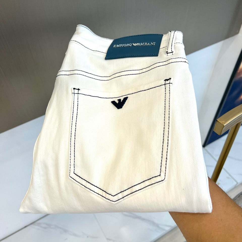 NO:866480,Armani, the new jeans for spring and summer 2026, interprets contemporary urban aesthetics with pure tones, continuing classic denim craftsmanship and injecting modern design language. It is made of high-count cotton blended fabric, which is crisp, stylish, breathable and skin-friendly. It is finely washed to show a soft luster, taking into account both comfortable wearing and long-lasting shape retention. The iconic topstitching stitching outlines the three-dimensional outline, and the contrasting color routing enhances the visual hierarchy. The front pocket is neatly cut with metal buttons, and the details highlight the ingenious quality. The letter logo on the inside of the waist is cleverly designed.  Perfectly echoing the brand's genes, it reveals a personal attitude in a low-key manner. The fit is slim and fit, fitting smoothly from waist to hip to trousers, modifying the leg lines while maintaining freedom of movement. Versatile, no matter skin color, in spring and summer, these jeans have become a wardrobe must-have item with refreshing colors and neat tailoring, showing clean masculine charm and fashion taste, allowing daily wear to find a perfect balance between classics and trends. 29-38, no 37 (please quote waist size when placing an order),,armani,jeans,19860909ARM阿玛尼、2026春夏新品牛仔裤,以纯净色调诠释当代都市美学,延续经典丹宁工艺并注入现代设计语言.采用高支棉质混纺面料,挺括有型且透气亲肤,经精细水洗处理呈现柔和光泽,兼顾舒适穿着与持久保型.标志性明线缝制勾勒立体轮廓,对比色走线强化视觉层次,前袋利落剪裁搭配金属纽扣,细节处彰显匠心品质.腰部内侧字母标识设计巧妙呼应品牌基因,低调中透露个性态度.版型修身合体,从腰臀至裤脚流畅贴合,修饰腿部线条同时保持活动自由度.百搭不挑肤色,春夏时节,这款牛仔裤以清爽色调与利落剪裁成为衣橱必备单品,展现干净利落的男性魅力与时尚品味,让日常穿搭在经典与潮流间找到完美平衡.29-38,无37（下单请报腰围尺码）,,armani,jeans,,Men's clothing