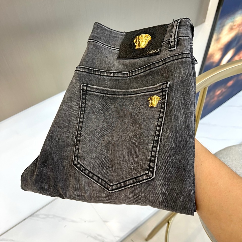 NO:866491,Vers Versace, 2026 spring and summer new jeans, present a high-end retro texture, with a classic Medusa leather patch on the back waist and a metal badge on the right back pocket, highlighting brand recognition and luxurious details. The slim straight cut fits the leg line, taking into account comfort and neat silhouette, and is suitable for a variety of body types. The fabric is made of high-quality denim and processed with fine washing technology, showing a natural distressed effect and soft touch, suitable for all seasons. The style combines Italian luxury and street casual, from daily commuting  From weekend parties, these jeans can be perfectly integrated into the wardrobe and become a must-have item in the wardrobe. The topstitching and three-dimensional tailoring in the details reflect the quality of craftsmanship. The 2026 spring and summer series continues the brand's classic elements and injects modern fashion, allowing the wearer to exude a unique personality in a low-key manner, easily control various occasions, and show extraordinary taste and fashion attitude. 29-38, no 37 (please quote waist size when placing an order),,versace,versace,jeans,19860909Vers范思哲、2026春夏新品牛仔裤,呈现高级复古质感,后腰经典美杜莎皮牌搭配右后袋金属徽章,彰显品牌辨识度与奢华细节.修身小直筒剪裁贴合腿部线条,兼顾舒适与利落轮廓,适合多种身型穿着.面料选用优质丹宁,经过精细水洗工艺处理,呈现自然做旧效果与柔软触感,四季皆宜.风格融合意式奢华与街头休闲,从日常通勤到周末聚会,这条牛仔裤都能完美融入,成为衣橱必备单品.细节处的明线车缝与立体剪裁,体现匠心品质.2026春夏系列延续品牌经典元素,注入现代时尚气息,让穿着者在低调中散发独特个性,轻松驾驭各种场合,展现不凡品味与时尚态度.29-38,无37（下单请报腰围尺码）,,versace,versace,jeans,,Men's clothing