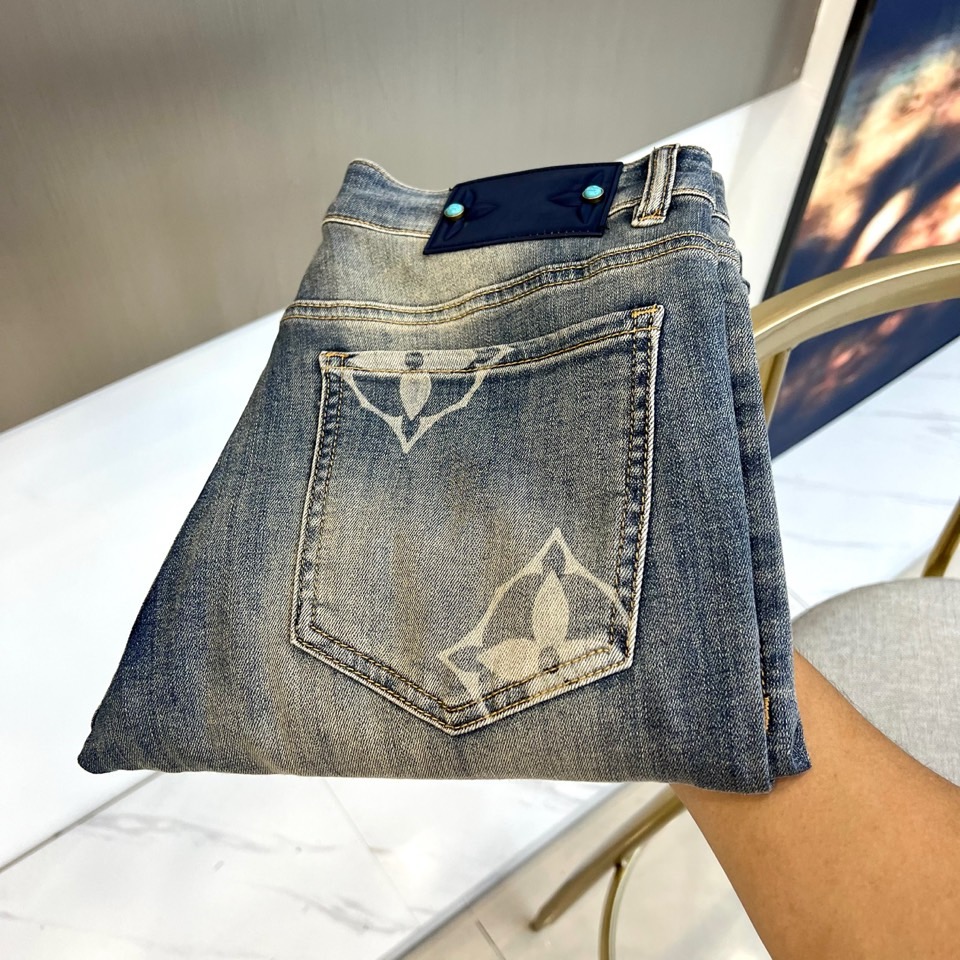 NO:866501,1v Vuitton, the new 2026 spring and summer jeans, are based on vintage washes. The intertwined dark and light white textures simulate the traces of natural wear, giving the fabric a rich sense of layering and time-preserved texture. The straight cut extends smoothly from the waistline to the trouser legs, cleverly accommodating various leg shapes, modifying the lines while retaining space for comfortable movement. The leather tag on the back waist is embellished with metal rivets, low-key showing the brand's ingenuity; the double back pockets are decorated with geometric triangle print patterns, breaking the solid color  Monotonous, infused with street fashion genes and avant-garde artistic flavor. The overall style combines classic retro and modern modernity, with the tough silhouette of jeans and the exquisite style of casual men's clothing. It can easily create a casual and free daily look, whether it is urban commuting or weekend outings, it can show an effortless sense of high-end and unique personality, becoming a practical and versatile fashion tool in the wardrobe. 29-38, no 37 (please quote waist size when placing an order),,jeans,198609091v威登、2026春夏新品牛仔裤,以复古水洗为主调,深浅交织的磨白纹理模拟出自然穿着痕迹,赋予面料丰富的层次感与时光沉淀的质感.直筒剪裁从腰线流畅延伸至裤脚,巧妙包容各种腿型,既修饰线条又保留舒适活动的空间.后腰皮牌点缀金属铆钉,低调彰显品牌匠心；双后袋分别饰以几何三角形印花图案,打破纯色单调,注入街头潮流基因与前卫艺术气息.整体风格融合经典复古与现代摩登,既有牛仔的硬朗轮廓,又不失轻熟男装的精致格调.轻松打造随性洒脱的日常造型,无论是都市通勤还是周末出游,都能展现不费力的高级感与独特个性,成为衣橱中实穿百搭的时髦利器.29-38,无37（下单请报腰围尺码）,,jeans,,Men's clothing